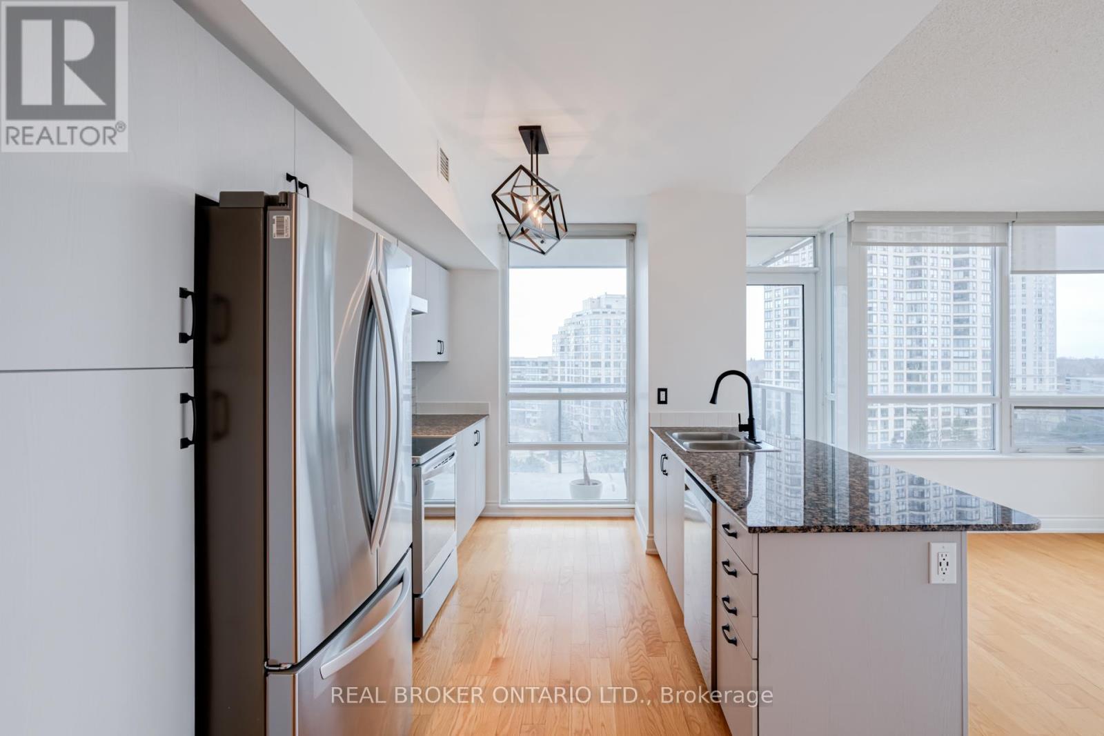 702 - 2240 Lakeshore Boulevard W, Toronto, ON - Indoor Photo Showing Kitchen With Double Sink With Upgraded Kitchen