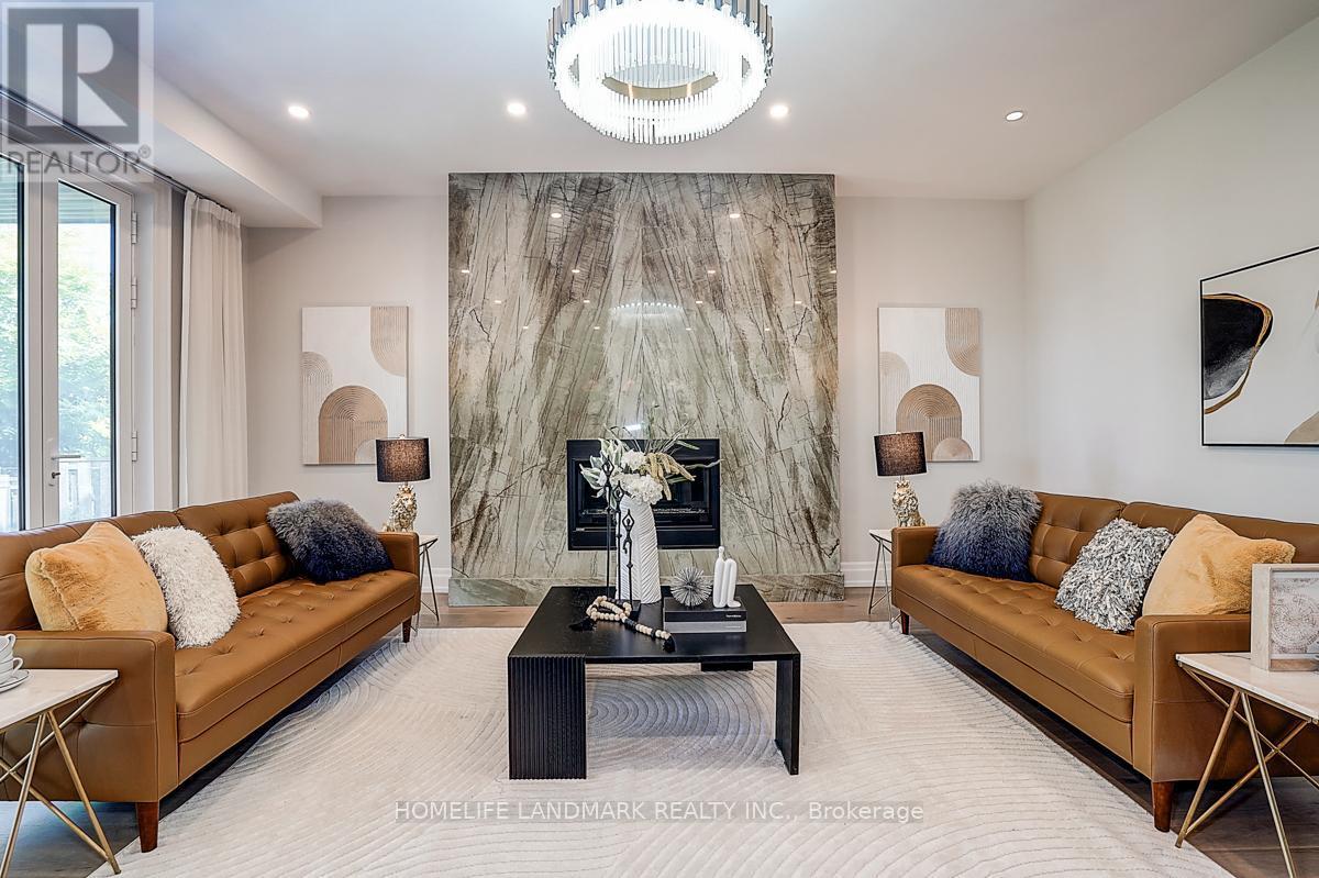 937 Goodwin Road, Mississauga, ON - Indoor Photo Showing Living Room