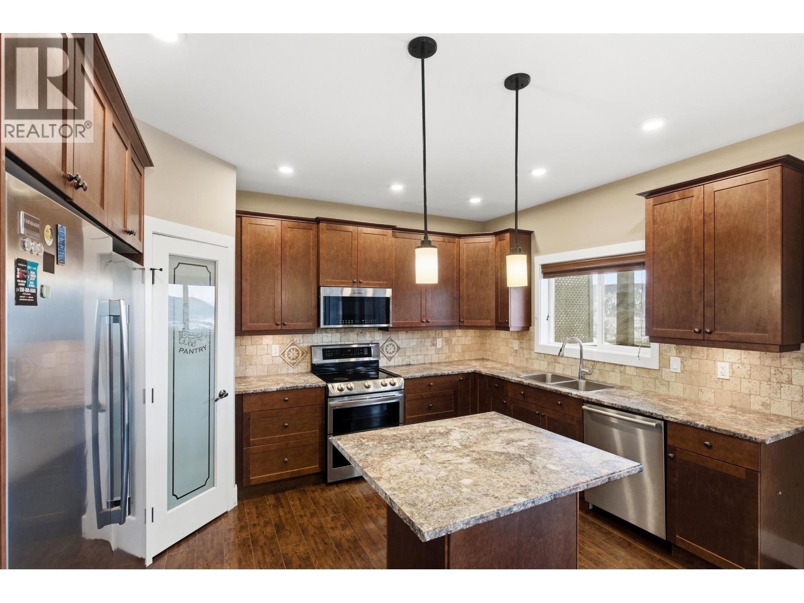 75 Eagle Crescent, Williams Lake, BC - Indoor Photo Showing Kitchen With Double Sink With Upgraded Kitchen