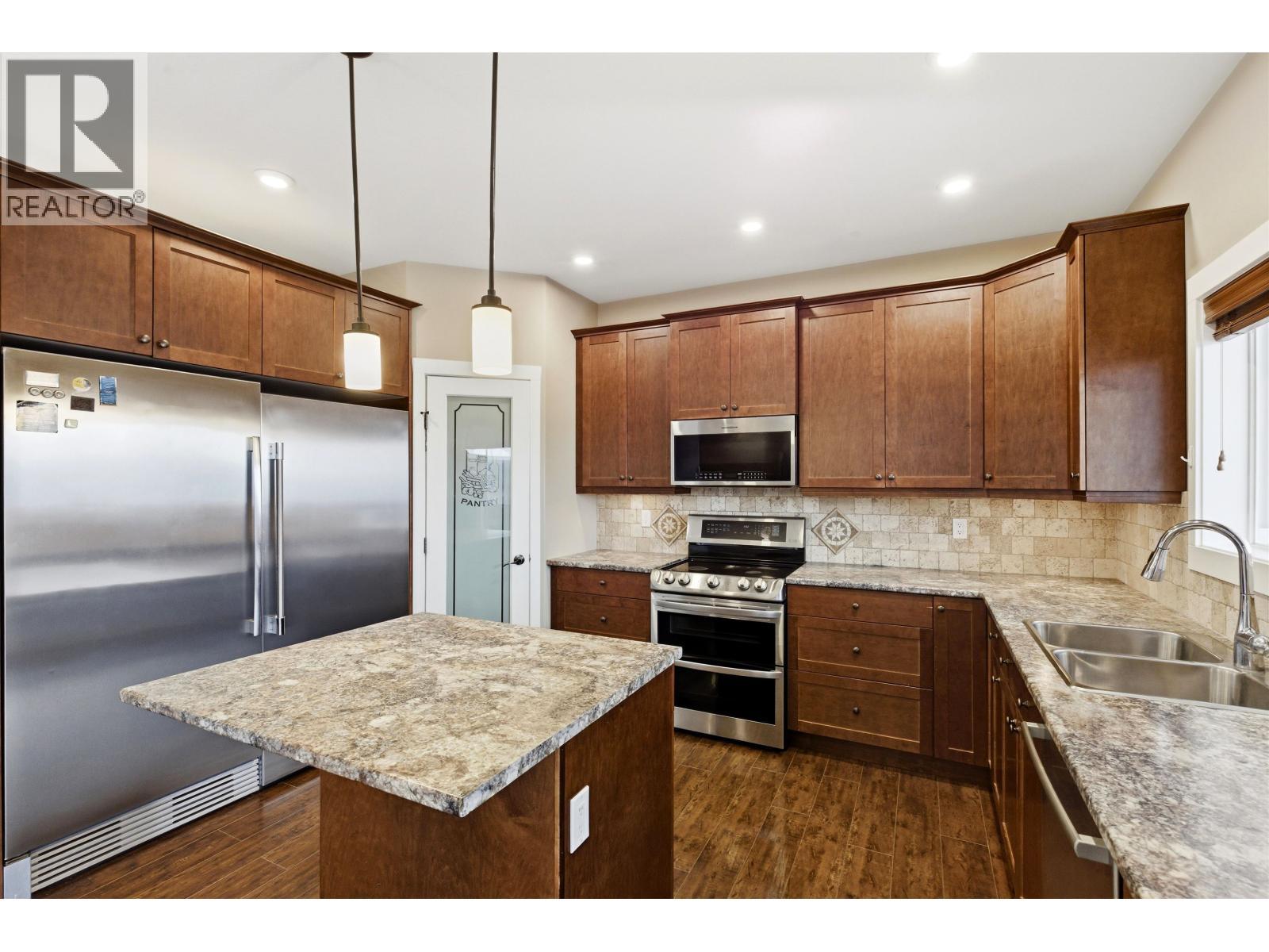 75 Eagle Crescent, Williams Lake, BC - Indoor Photo Showing Kitchen With Double Sink With Upgraded Kitchen