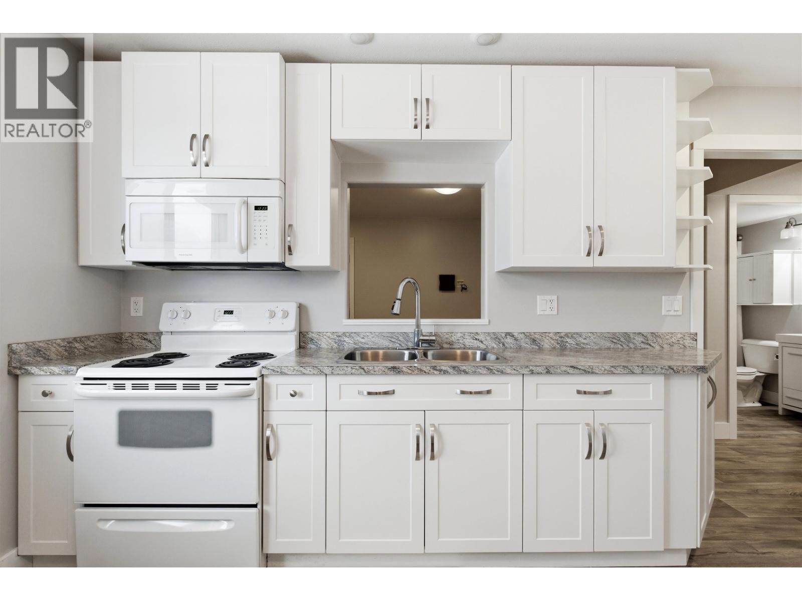 75 Eagle Crescent, Williams Lake, BC - Indoor Photo Showing Kitchen With Double Sink