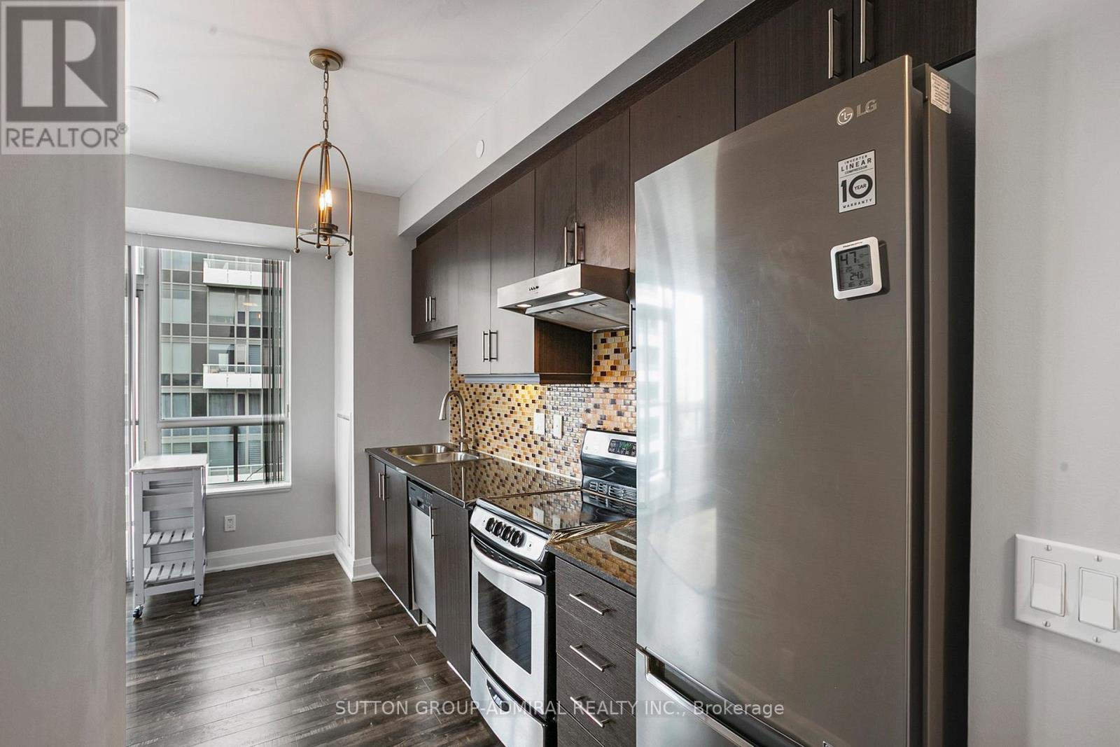 Ph09 - 68 Canterbury Place, Toronto, ON - Indoor Photo Showing Kitchen With Upgraded Kitchen
