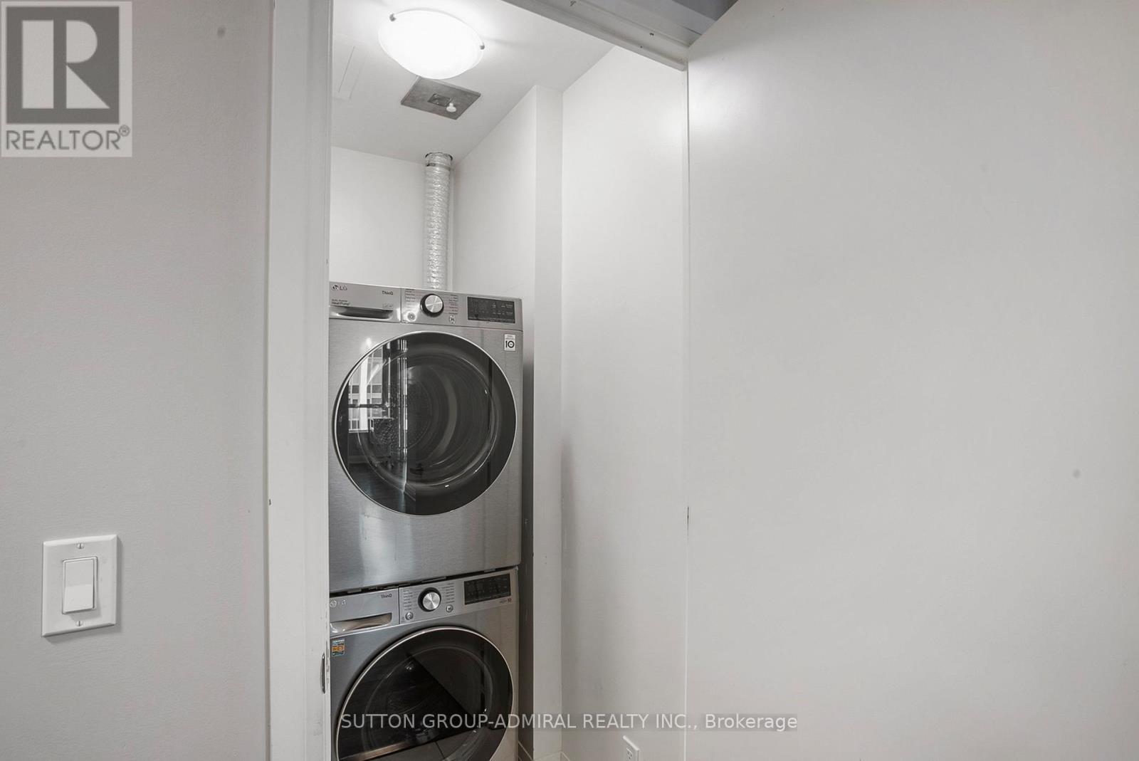 Ph09 - 68 Canterbury Place, Toronto, ON - Indoor Photo Showing Laundry Room