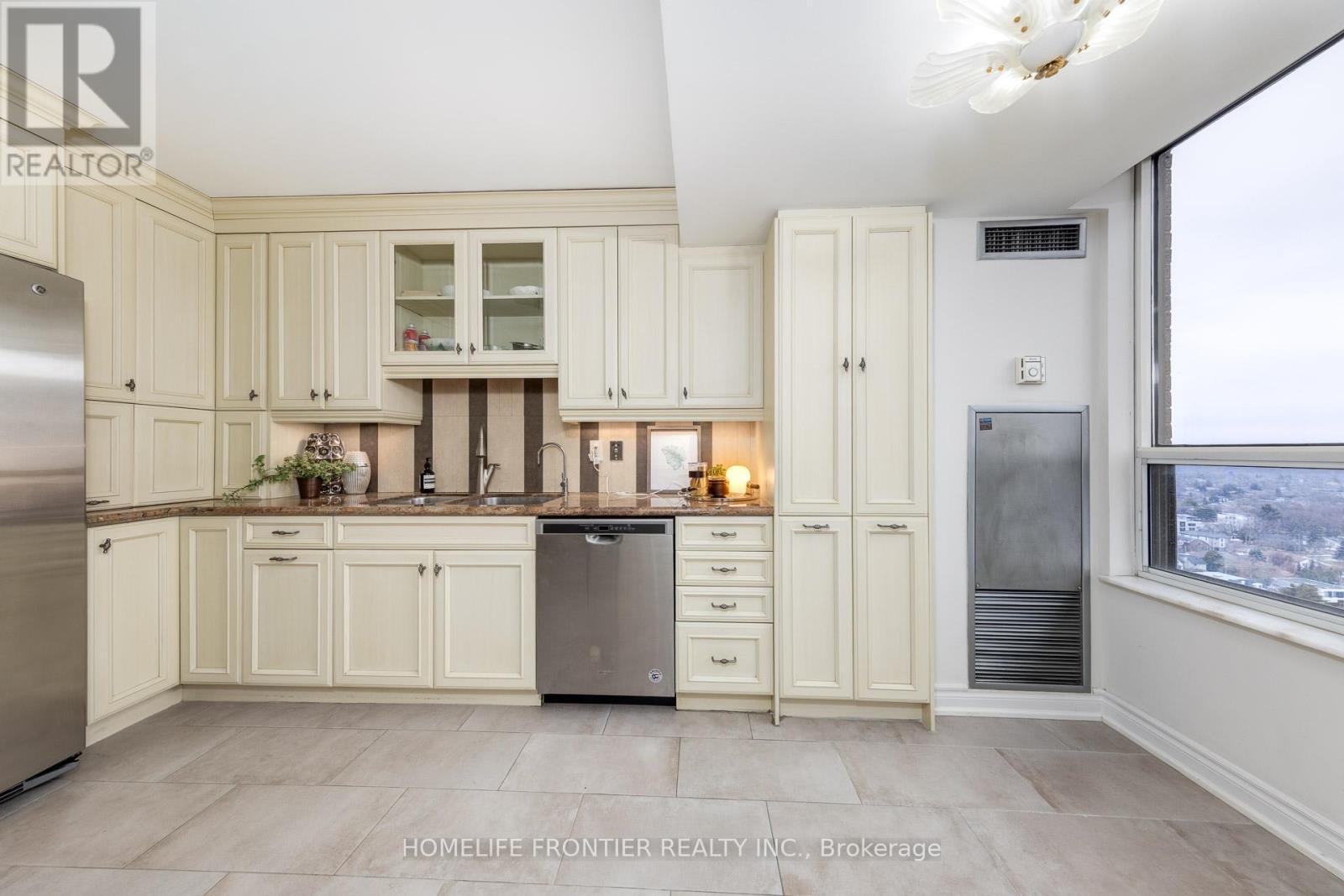 2602 - 100 Upper Madison Avenue, Toronto, ON - Indoor Photo Showing Kitchen