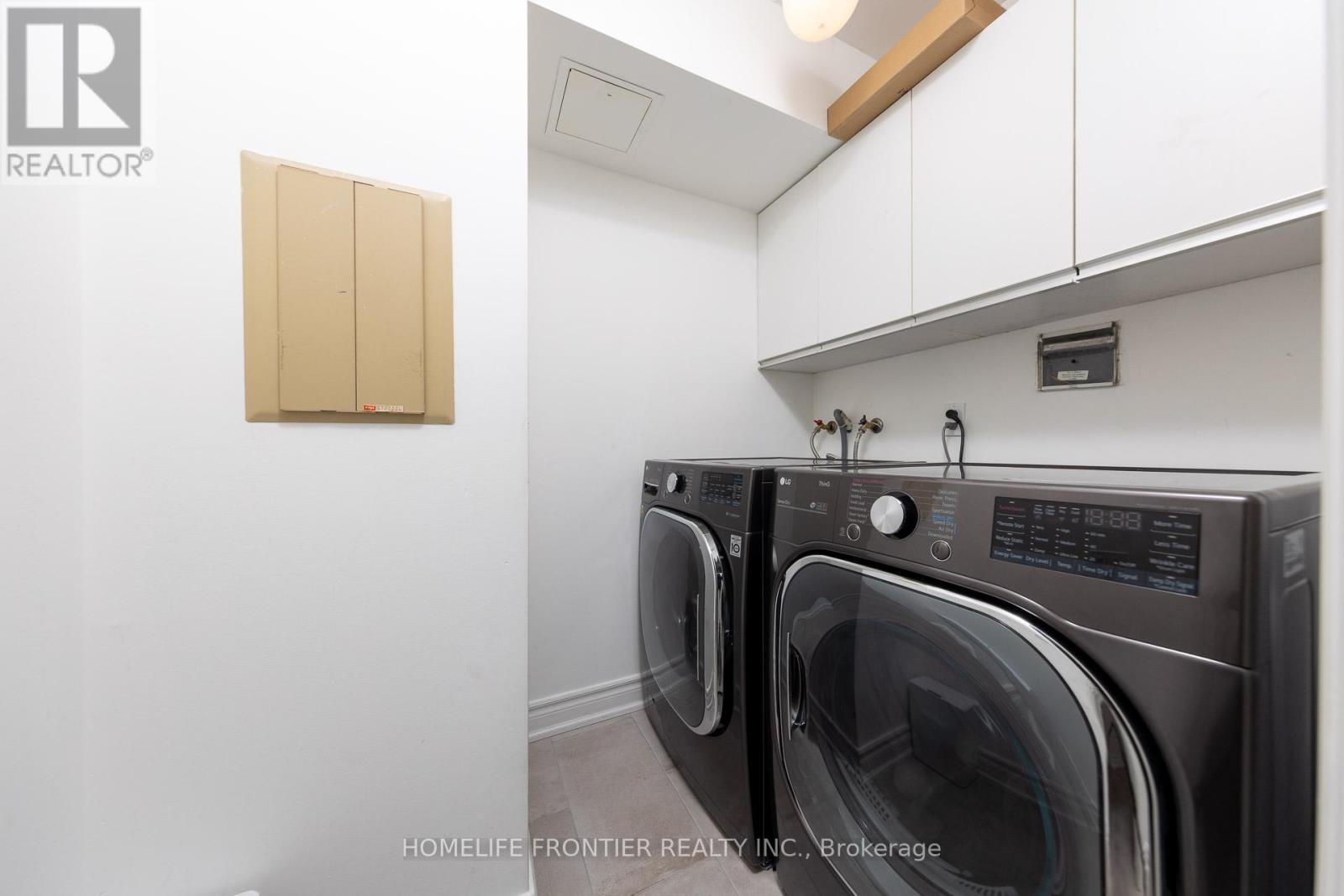 2602 - 100 Upper Madison Avenue, Toronto, ON - Indoor Photo Showing Laundry Room