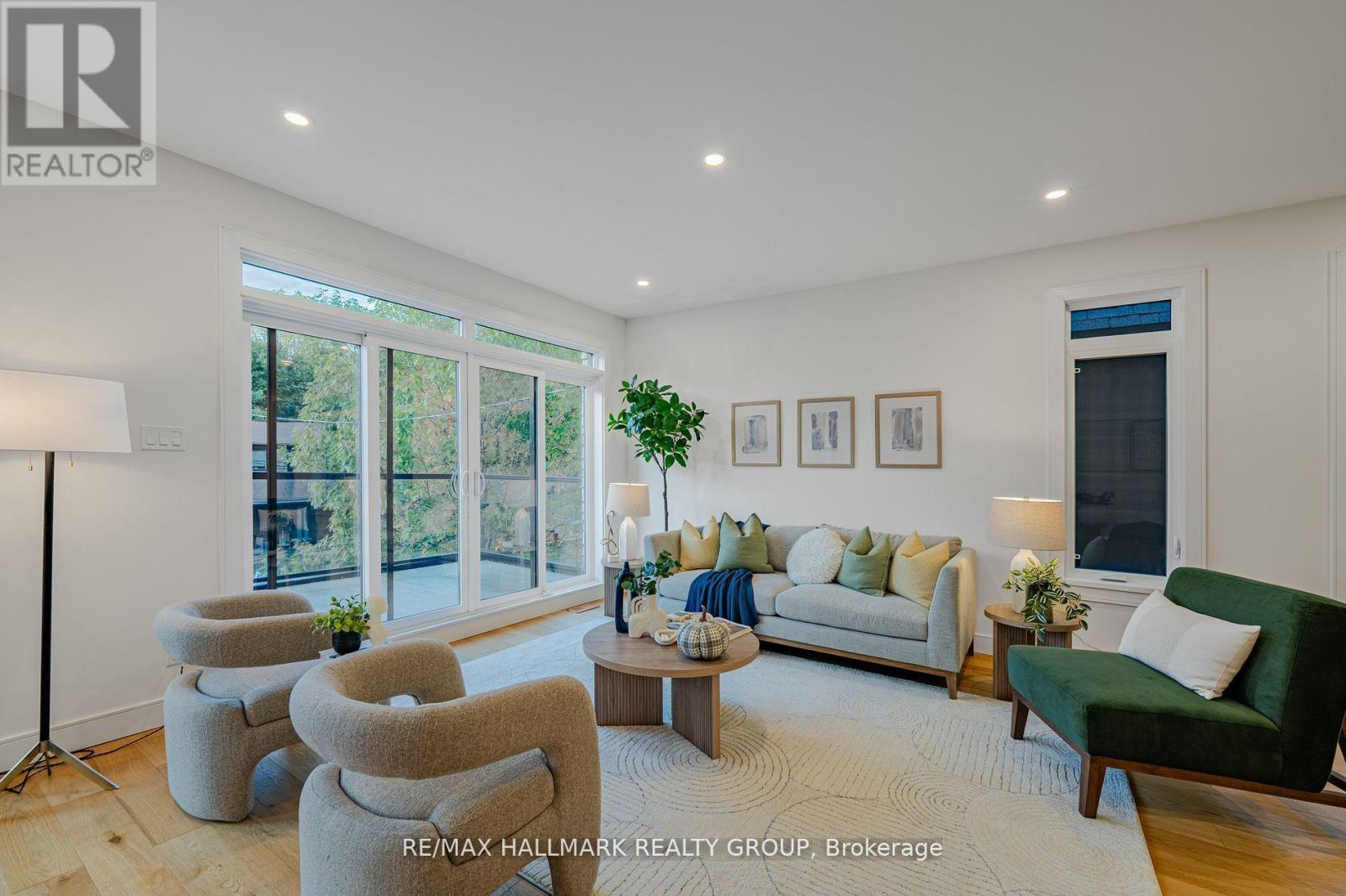 14 Thornton Avenue, Ottawa, ON - Indoor Photo Showing Living Room