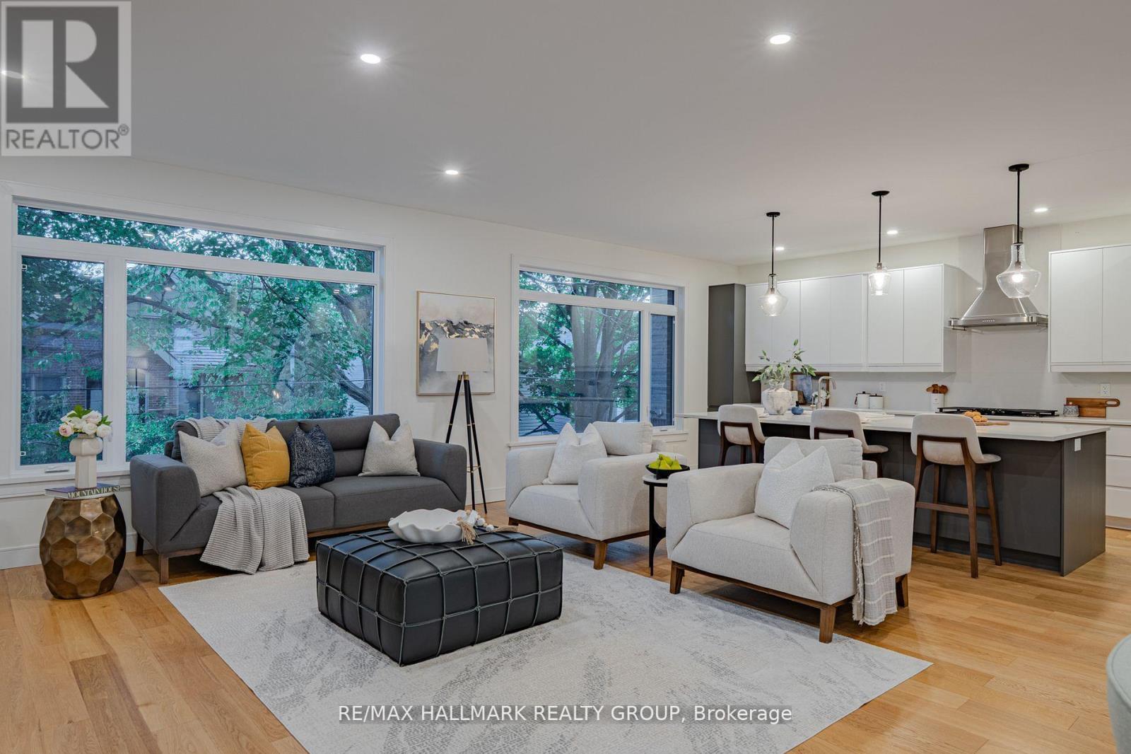 14 Thornton Avenue, Ottawa, ON - Indoor Photo Showing Living Room