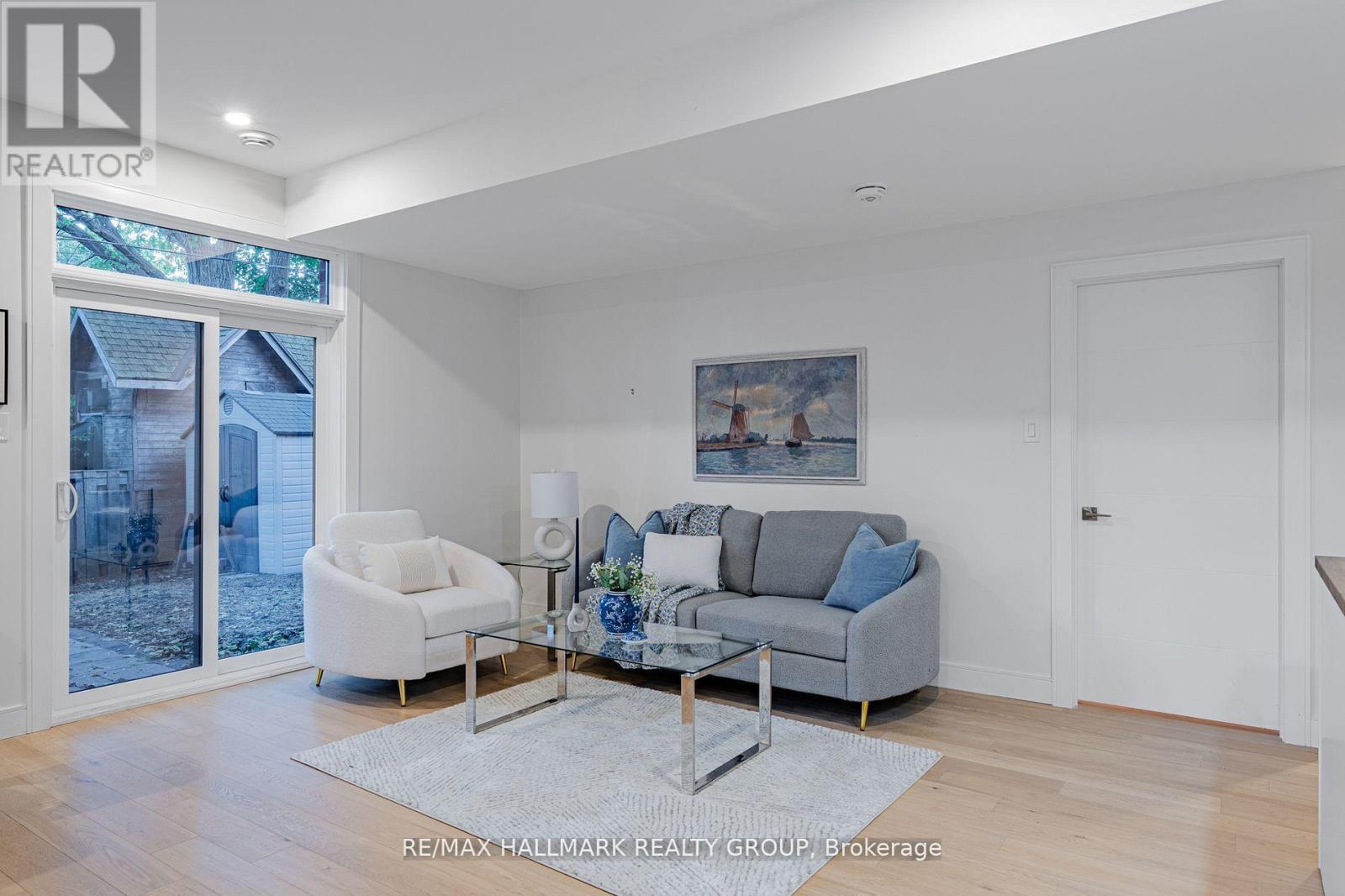 14 Thornton Avenue, Ottawa, ON - Indoor Photo Showing Living Room
