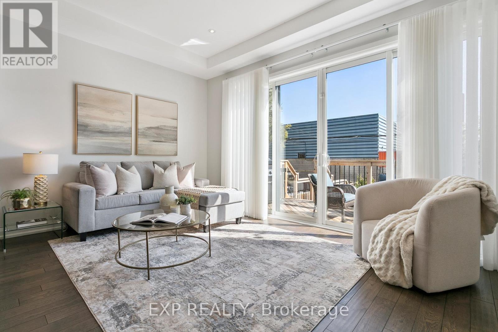 105 Twenty Second Street, Toronto, ON - Indoor Photo Showing Living Room