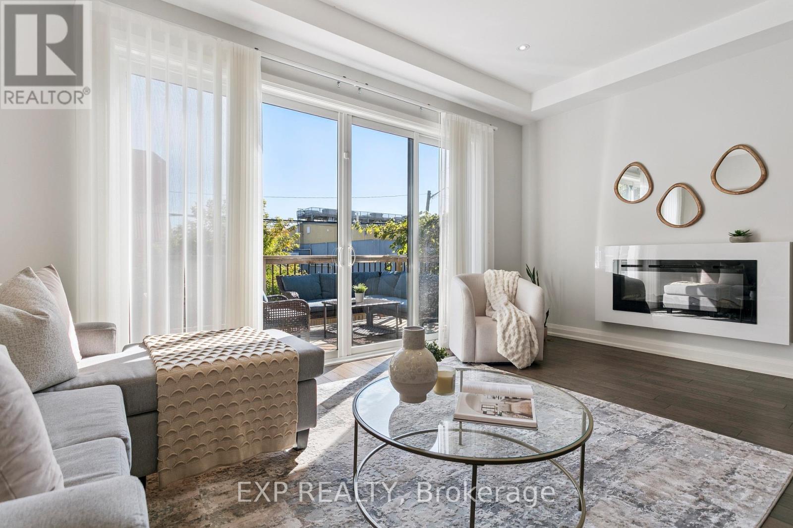 105 Twenty Second Street, Toronto, ON - Indoor Photo Showing Living Room