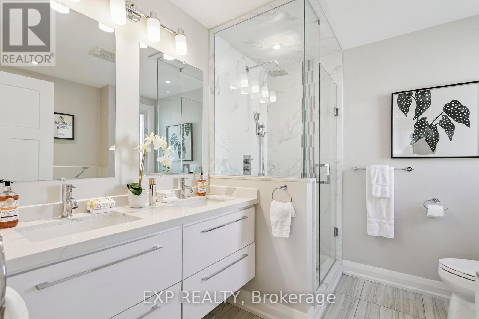 105 Twenty Second Street, Toronto, ON - Indoor Photo Showing Bathroom