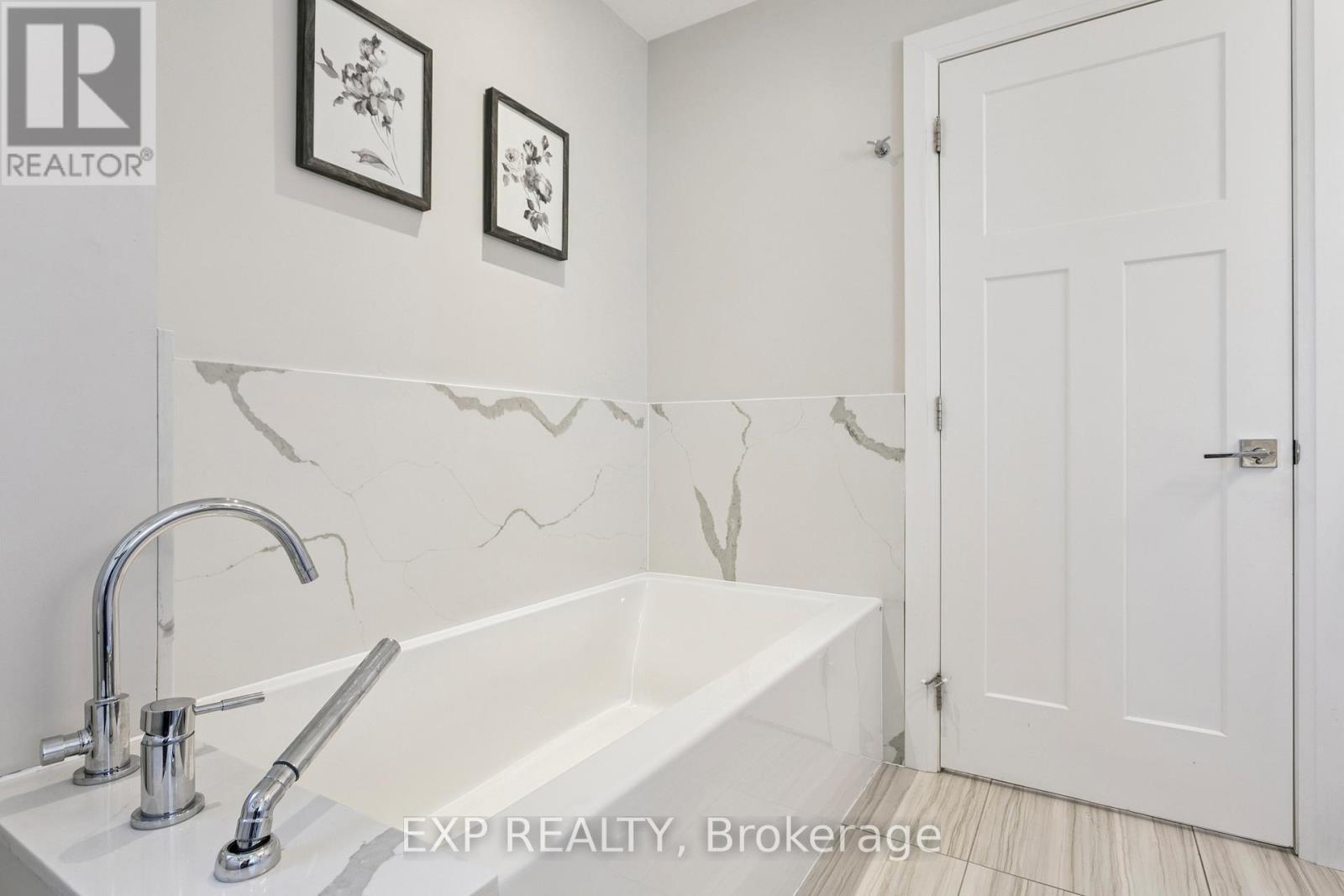 105 Twenty Second Street, Toronto, ON - Photo Showing Bathroom