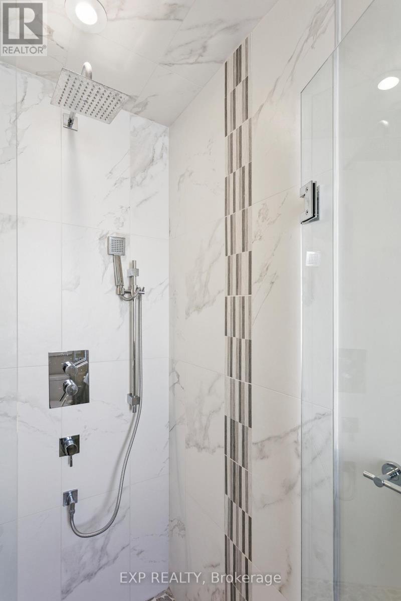 105 Twenty Second Street, Toronto, ON - Indoor Photo Showing Bathroom