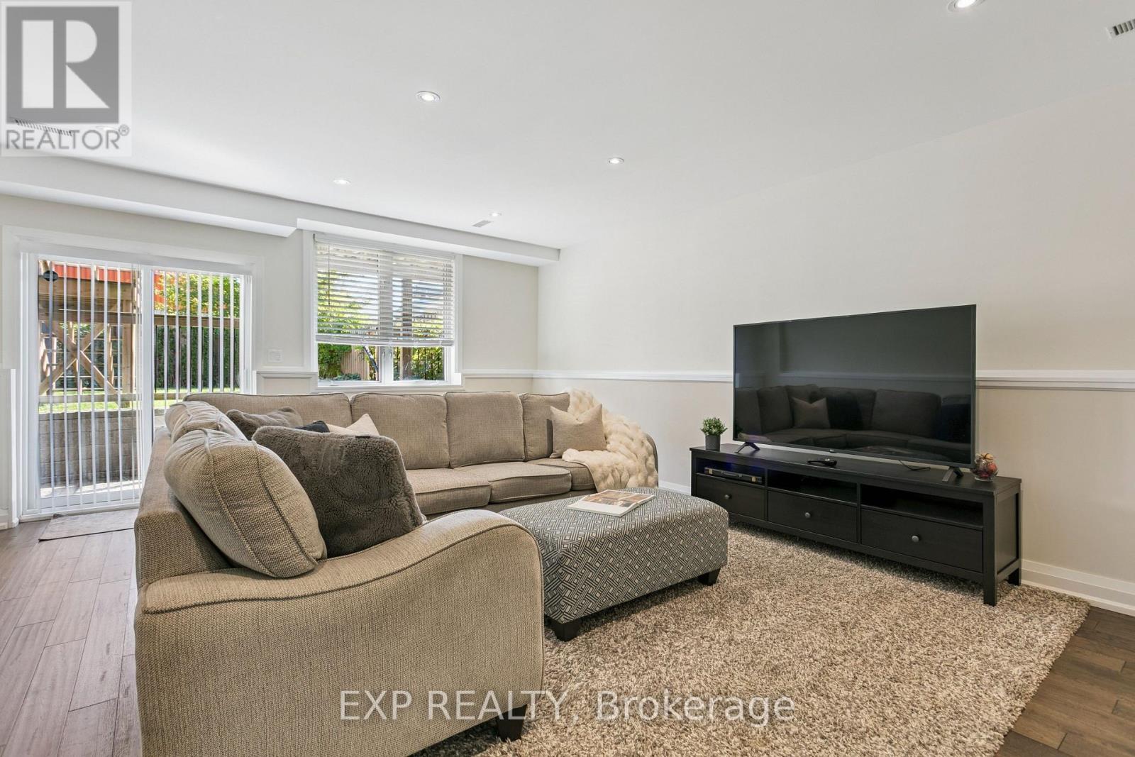 105 Twenty Second Street, Toronto, ON - Indoor Photo Showing Living Room