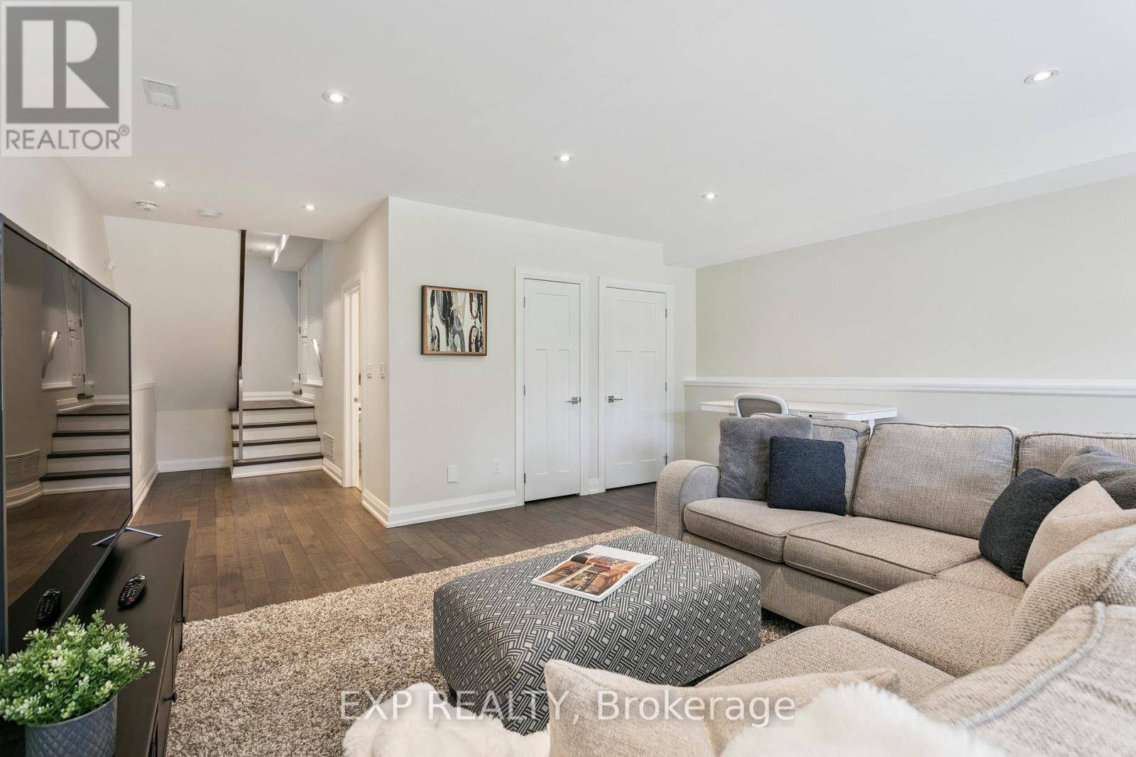 105 Twenty Second Street, Toronto, ON - Indoor Photo Showing Living Room