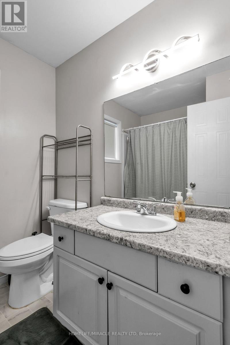 366 Marconi Boulevard, London East, ON - Indoor Photo Showing Bathroom