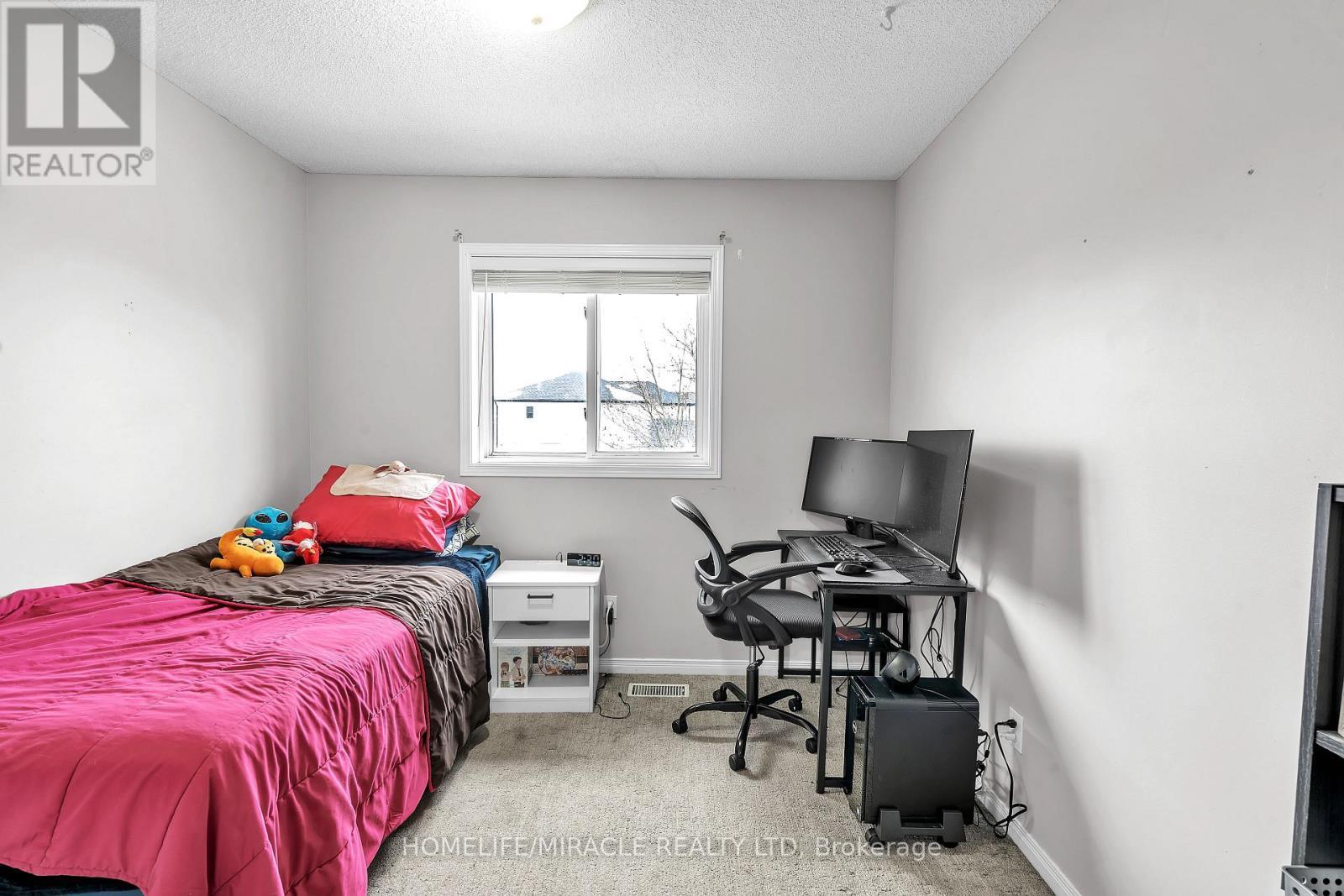 366 Marconi Boulevard, London East, ON - Indoor Photo Showing Bedroom