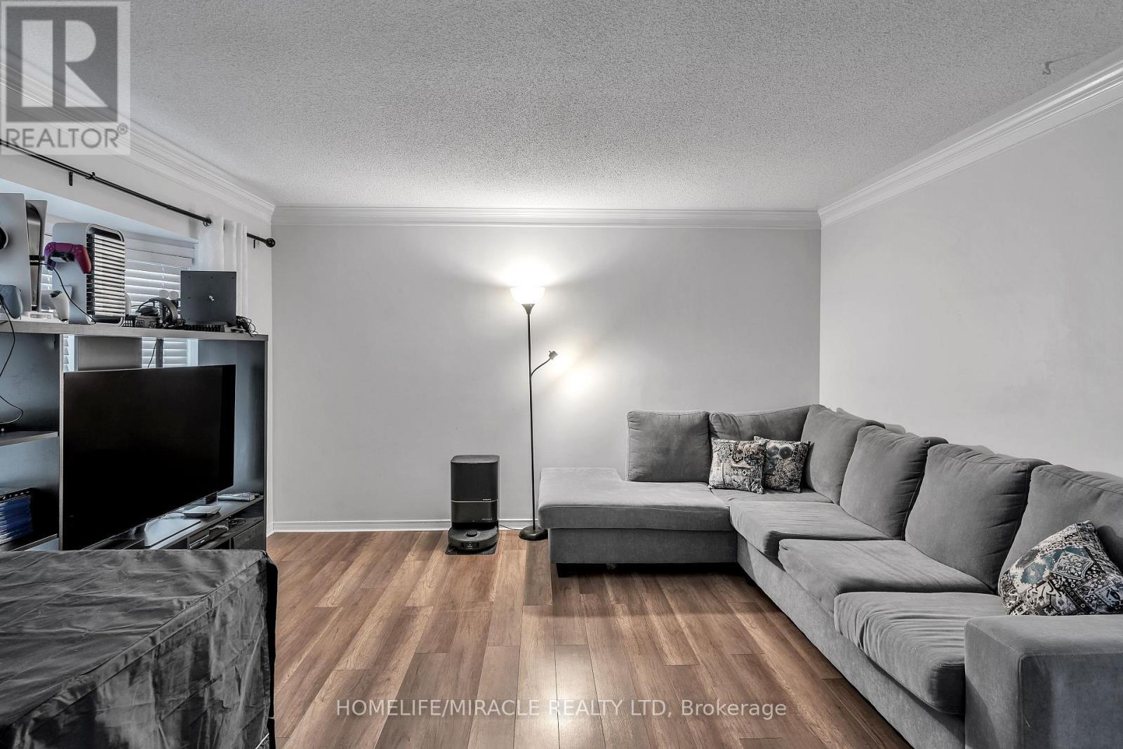 366 Marconi Boulevard, London East, ON - Indoor Photo Showing Living Room