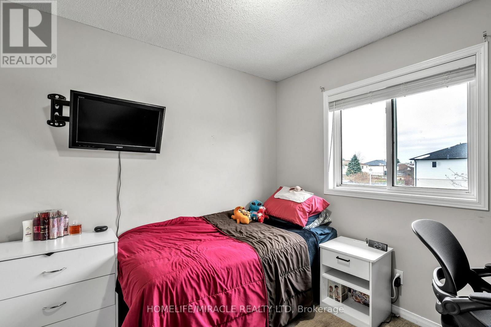 366 Marconi Boulevard, London East, ON - Indoor Photo Showing Bedroom