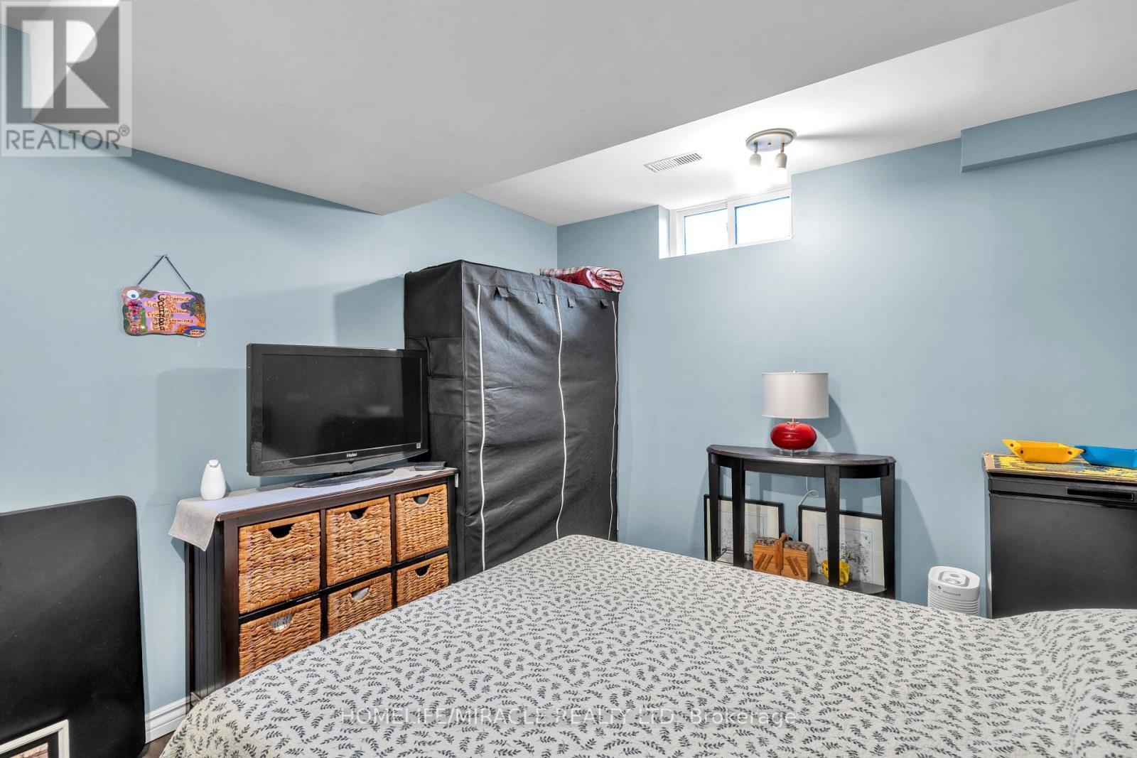 366 Marconi Boulevard, London East, ON - Indoor Photo Showing Bedroom