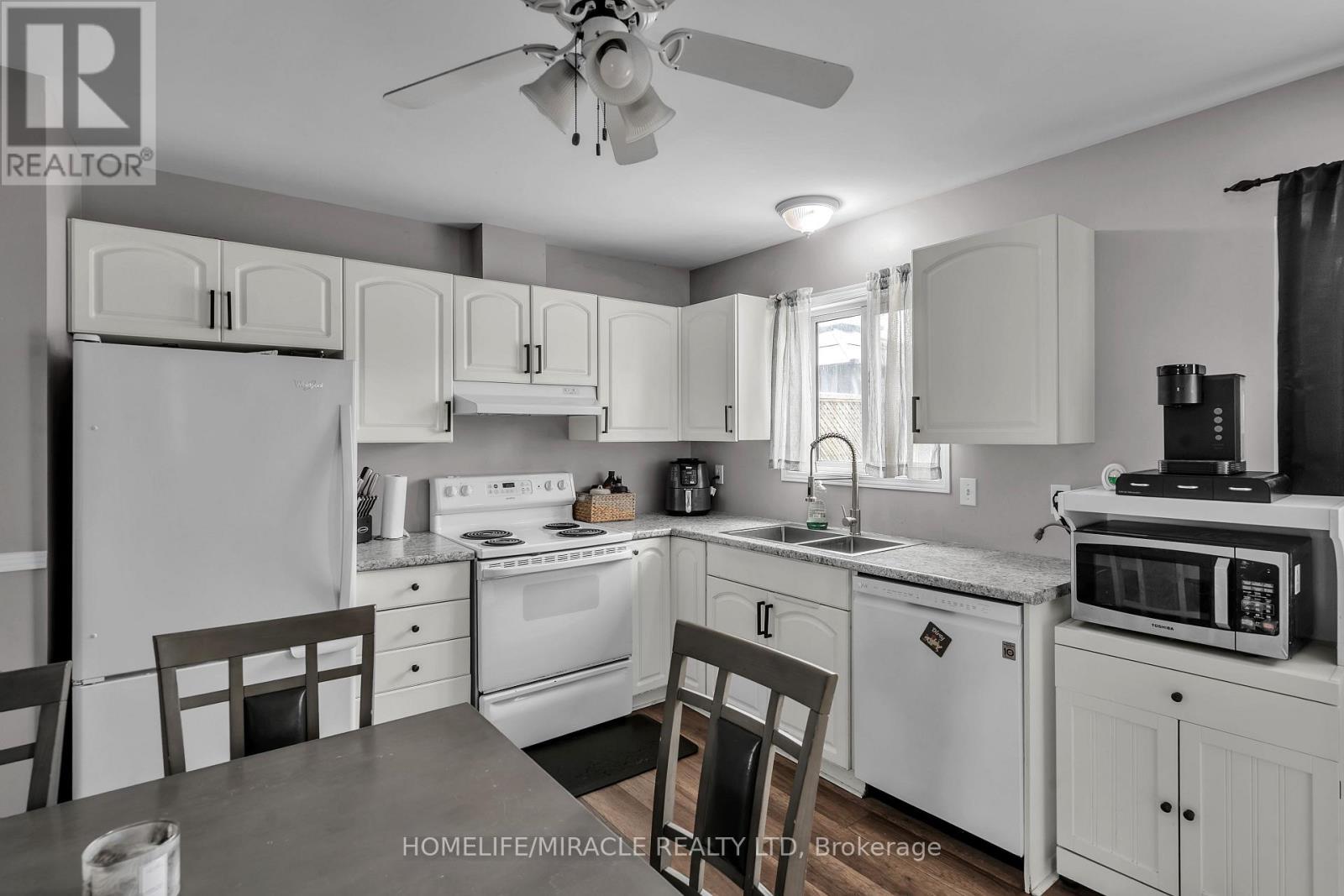 366 Marconi Boulevard, London East, ON - Indoor Photo Showing Kitchen With Double Sink
