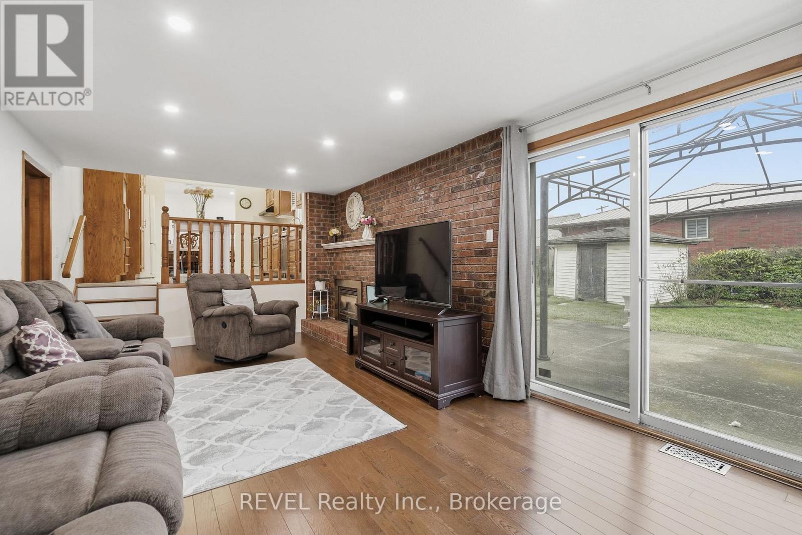 1 Laval Avenue, Welland (Lincoln/Crowland), ON - Indoor Photo Showing Living Room