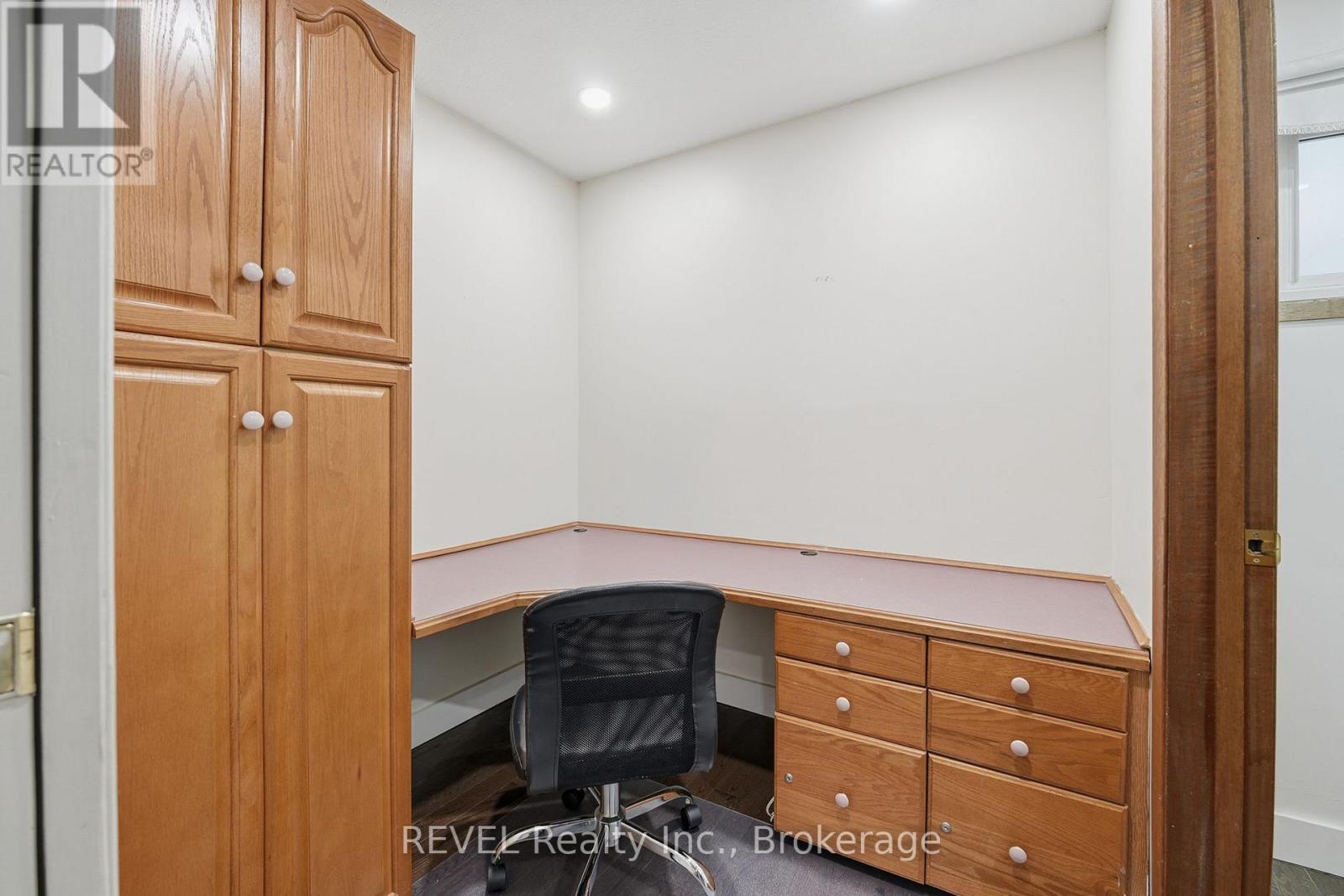 1 Laval Avenue, Welland (Lincoln/Crowland), ON - Indoor