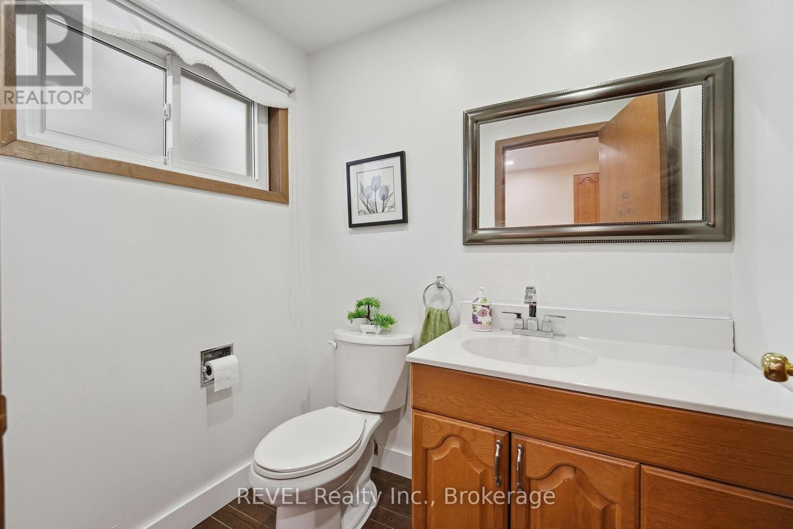 1 Laval Avenue, Welland (Lincoln/Crowland), ON - Indoor Photo Showing Bathroom