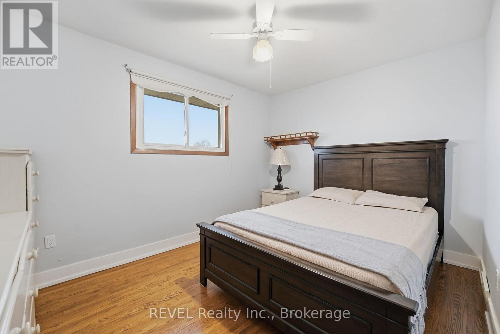 1 Laval Avenue, Welland (Lincoln/Crowland), ON - Indoor Photo Showing Bedroom