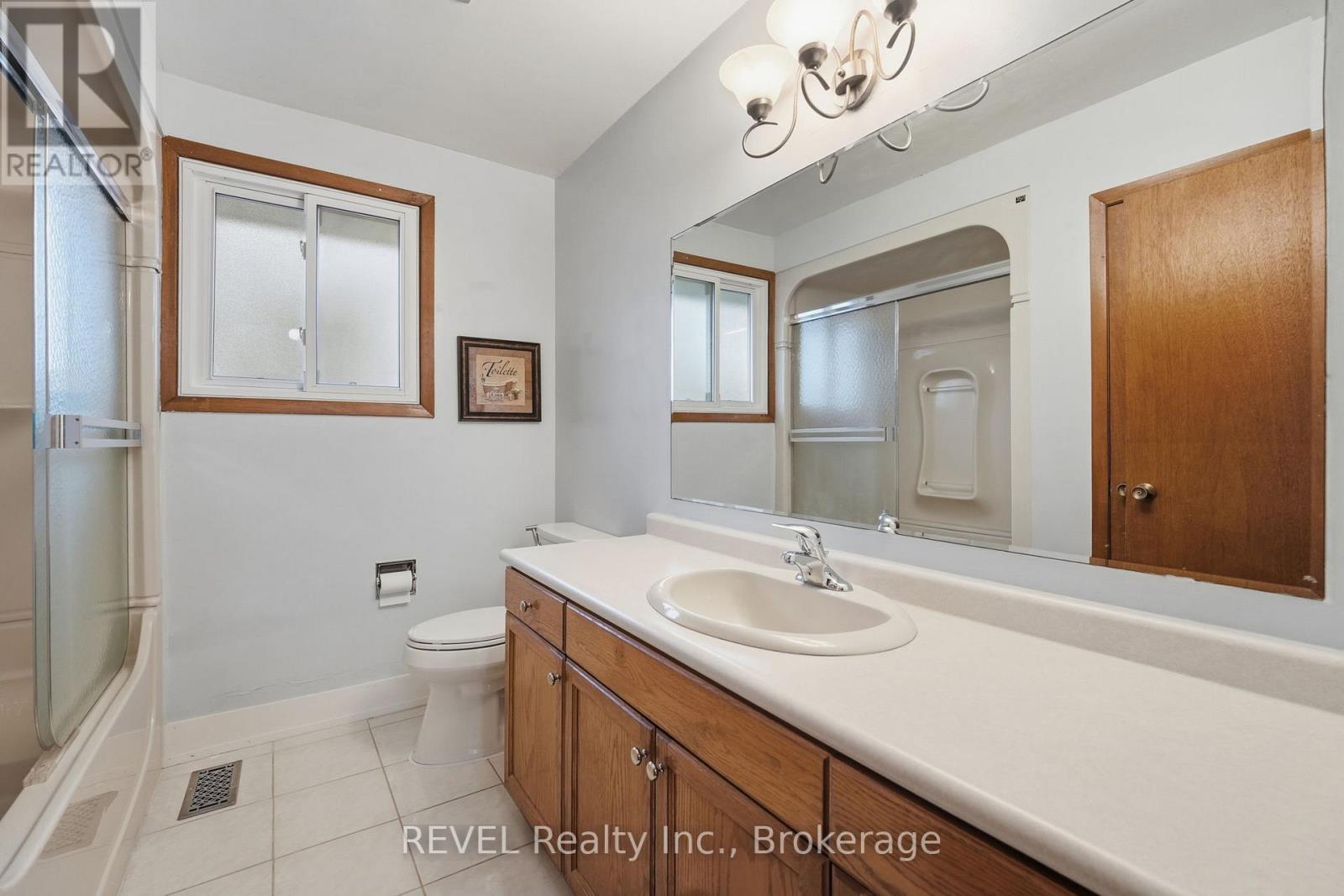 1 Laval Avenue, Welland (Lincoln/Crowland), ON - Indoor Photo Showing Bathroom