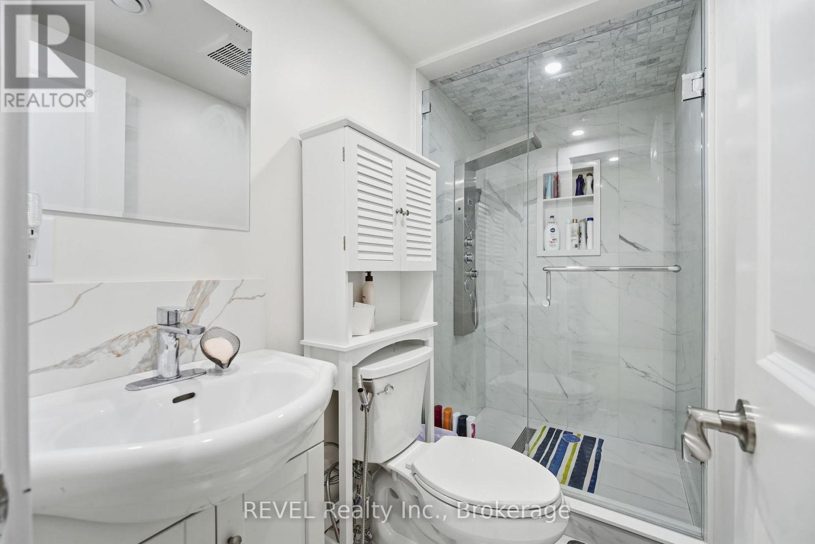 1 Laval Avenue, Welland (Lincoln/Crowland), ON - Indoor Photo Showing Bathroom