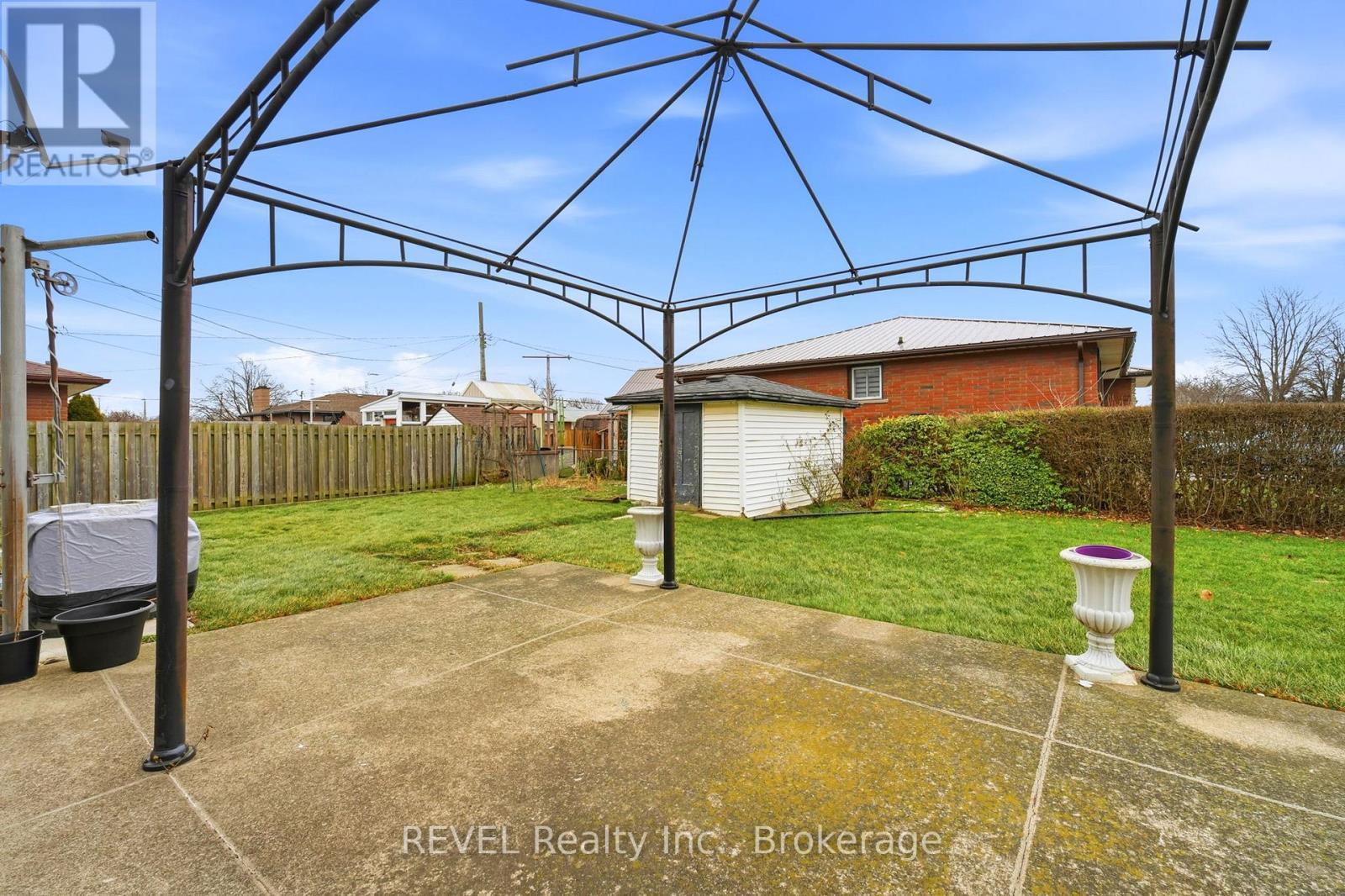 1 Laval Avenue, Welland (Lincoln/Crowland), ON - Outdoor