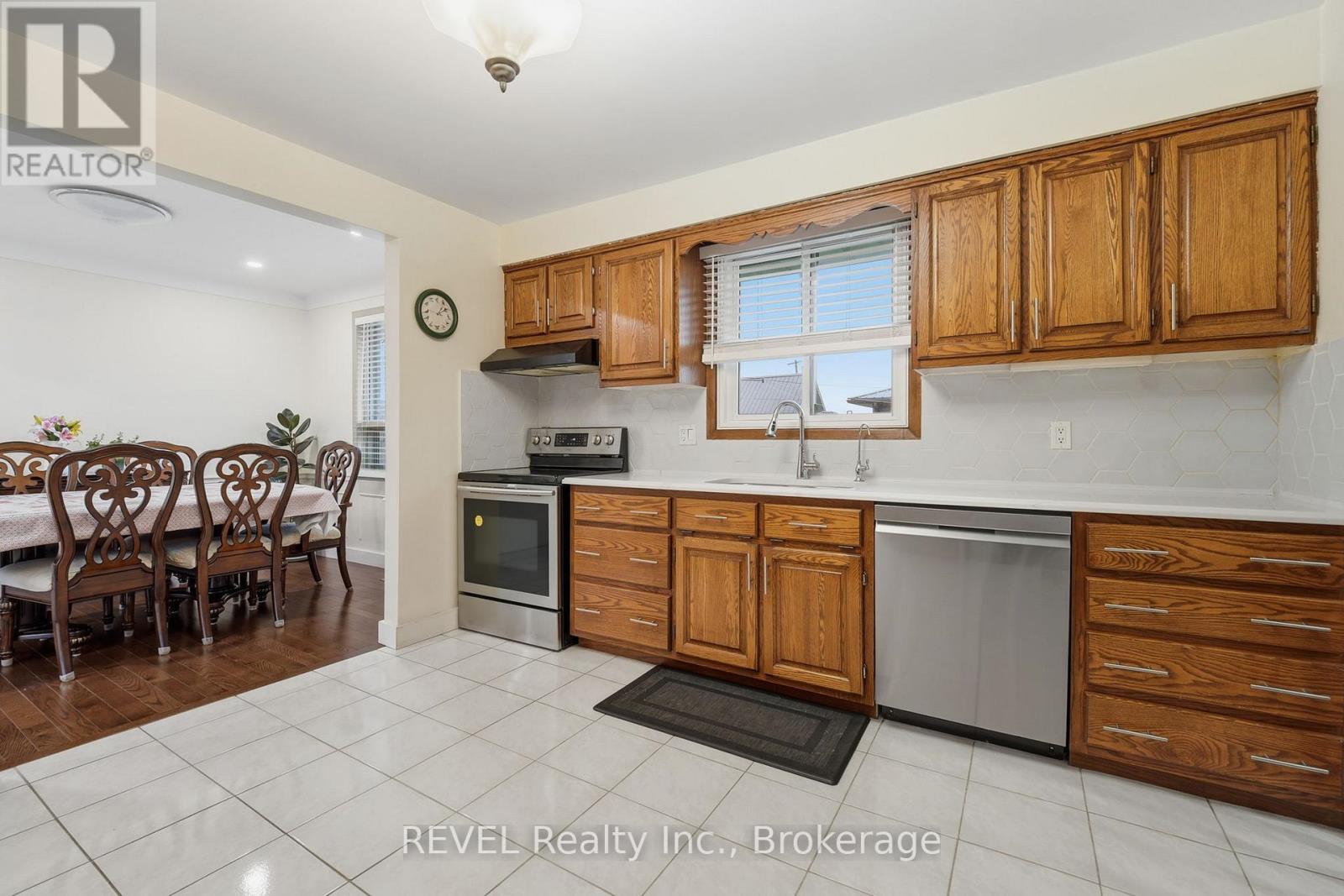 1 Laval Avenue, Welland (Lincoln/Crowland), ON - Indoor Photo Showing Kitchen