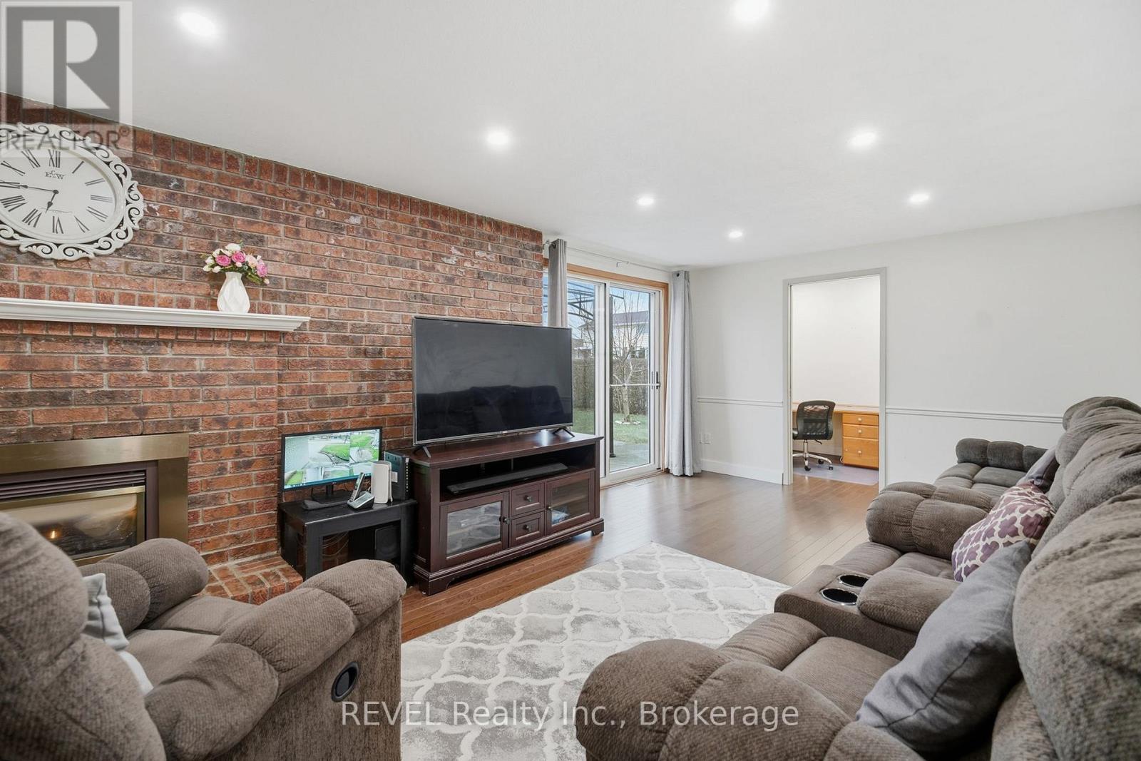 1 Laval Avenue, Welland (Lincoln/Crowland), ON - Indoor Photo Showing Living Room With Fireplace