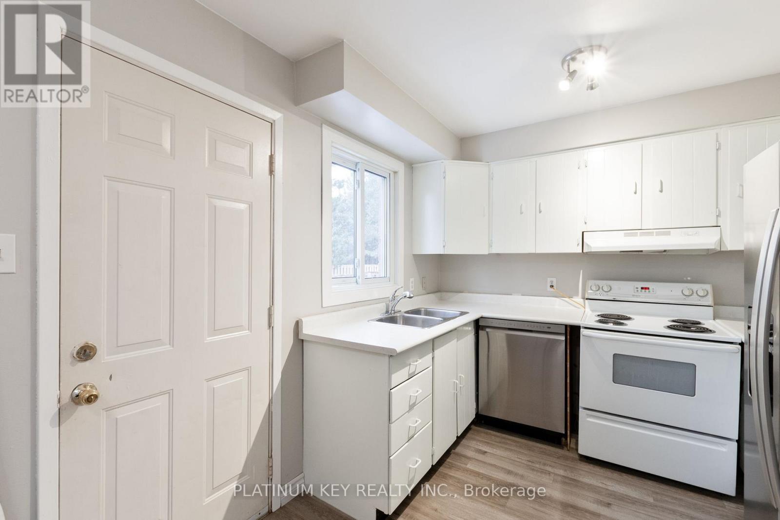 70 - 700 Exeter Road, London South (South X), ON - Indoor Photo Showing Kitchen With Double Sink