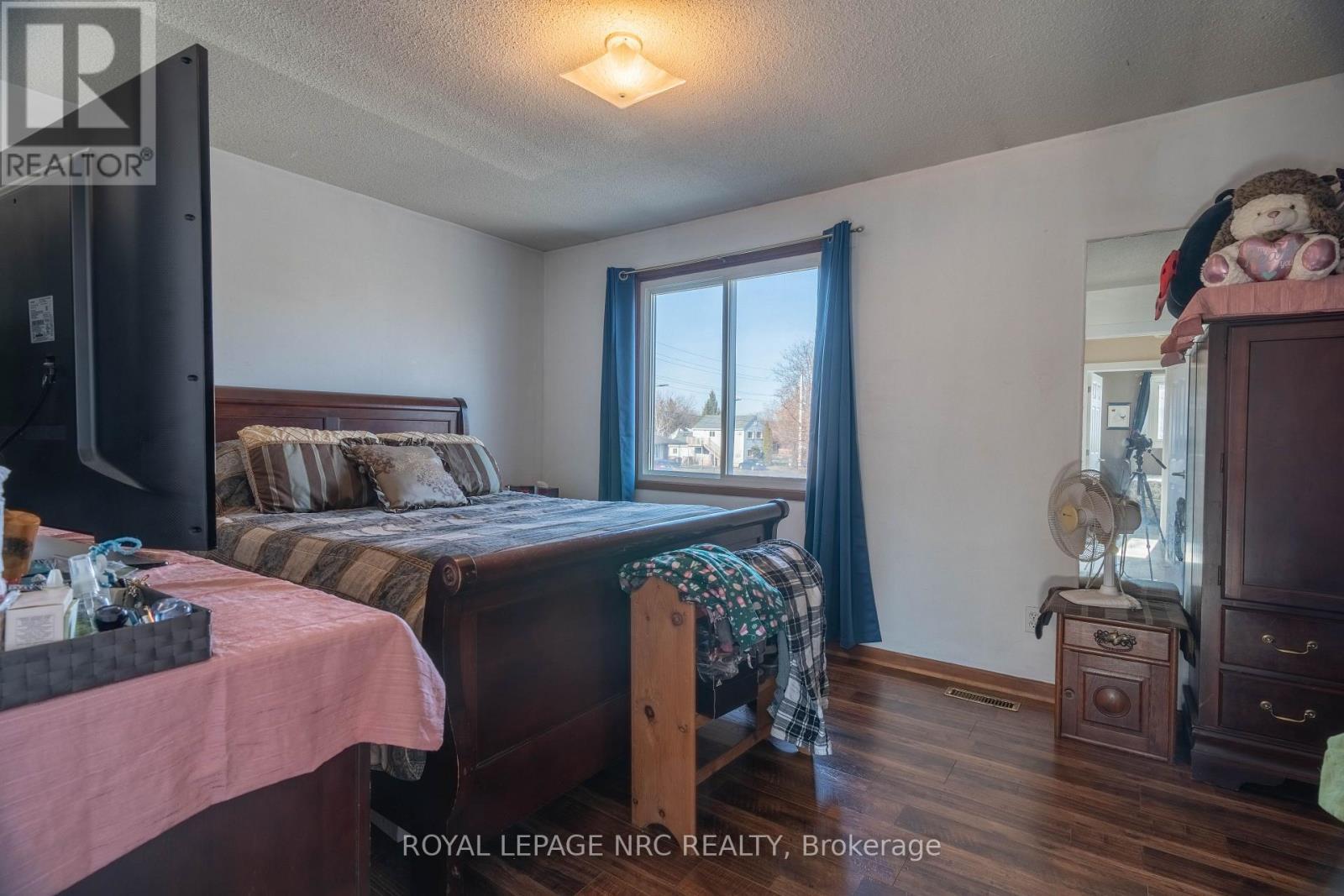 Bedroom 2 Upstairs - 38 Dougherty Crescent, Welland (N. Welland), ON - Indoor Photo Showing Bedroom