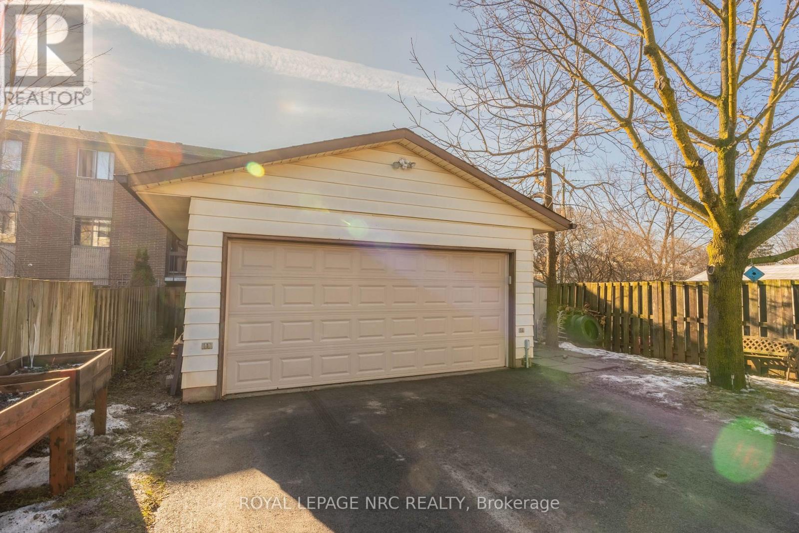 Detached Double Garage - 38 Dougherty Crescent, Welland (N. Welland), ON - Outdoor