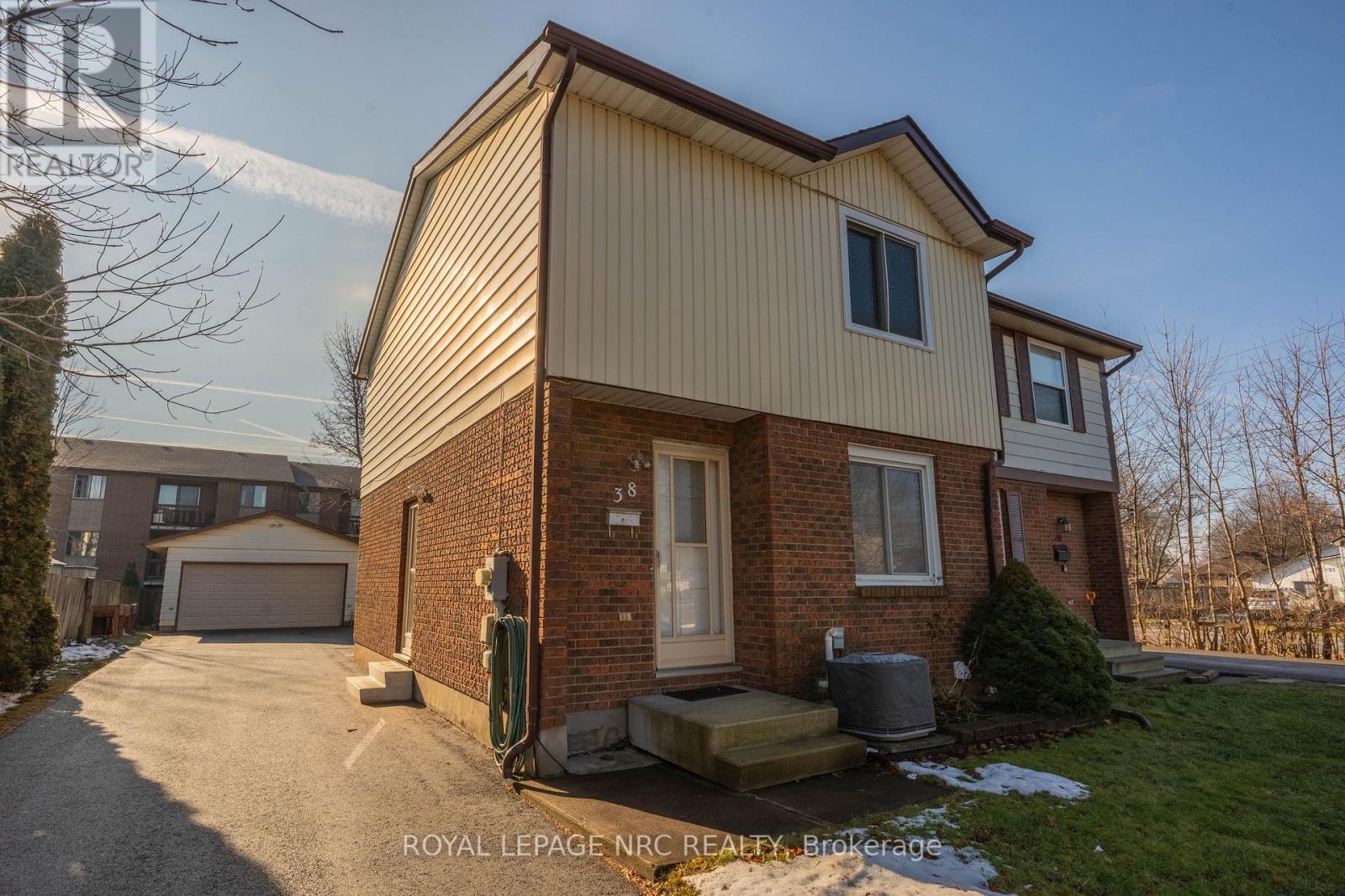 Front and Side Entrances - 38 Dougherty Crescent, Welland (N. Welland), ON - Outdoor