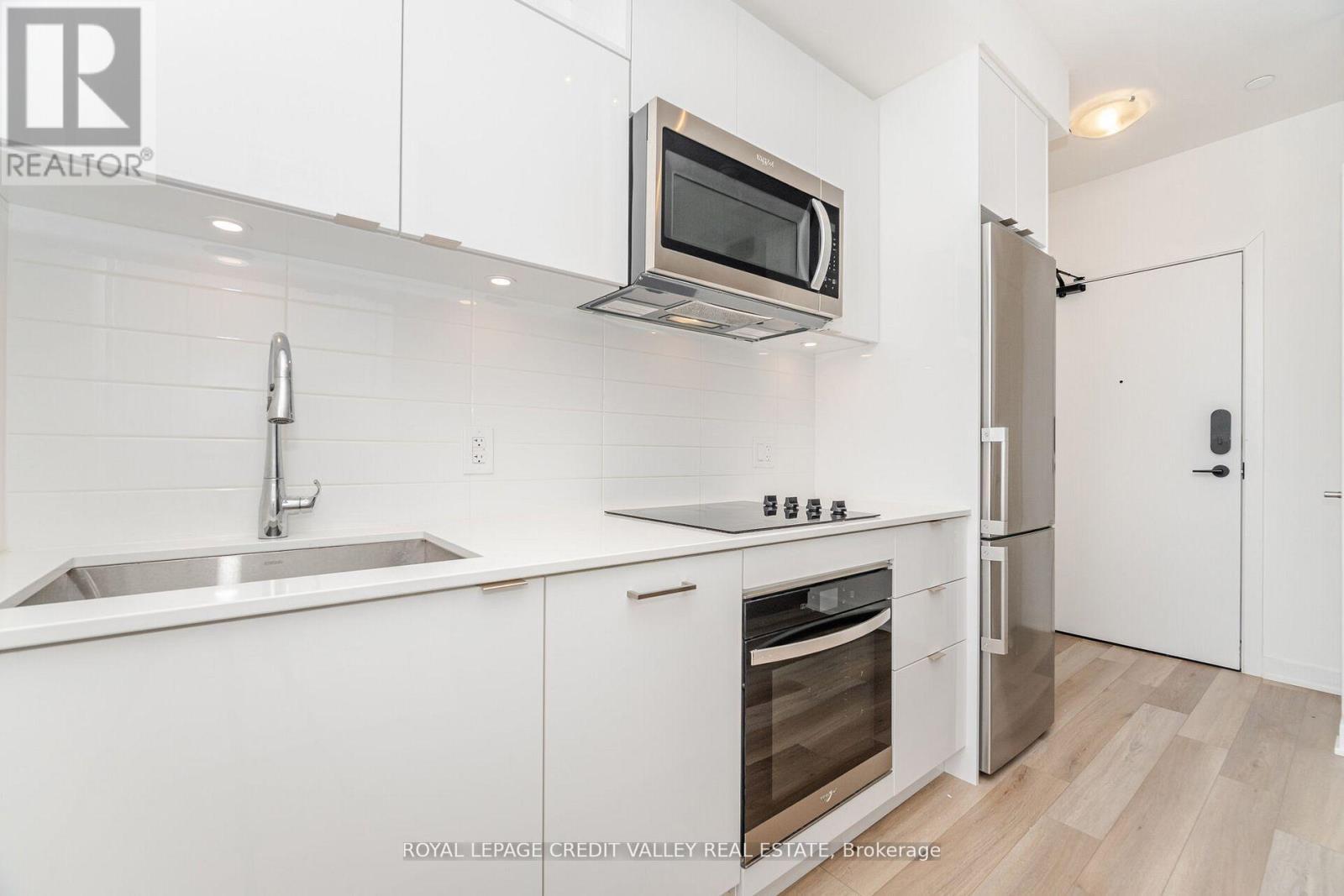 413 - 70 Princess Street E, Toronto, ON - Indoor Photo Showing Kitchen With Double Sink With Upgraded Kitchen
