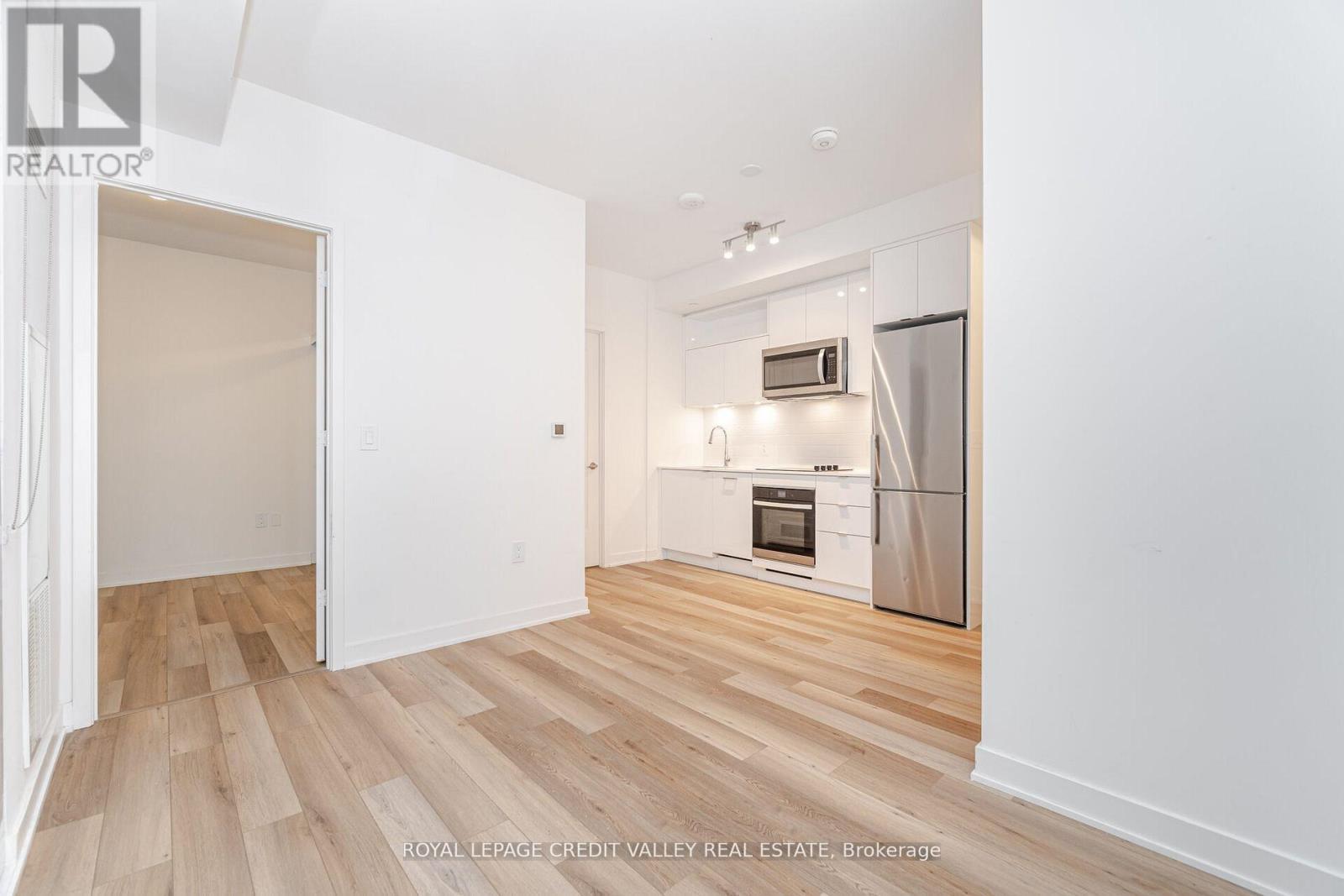 413 - 70 Princess Street E, Toronto, ON - Indoor Photo Showing Kitchen