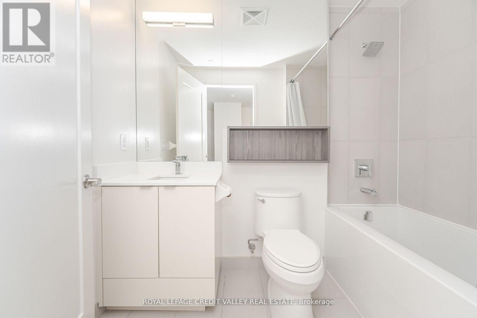 413 - 70 Princess Street E, Toronto, ON - Indoor Photo Showing Bathroom