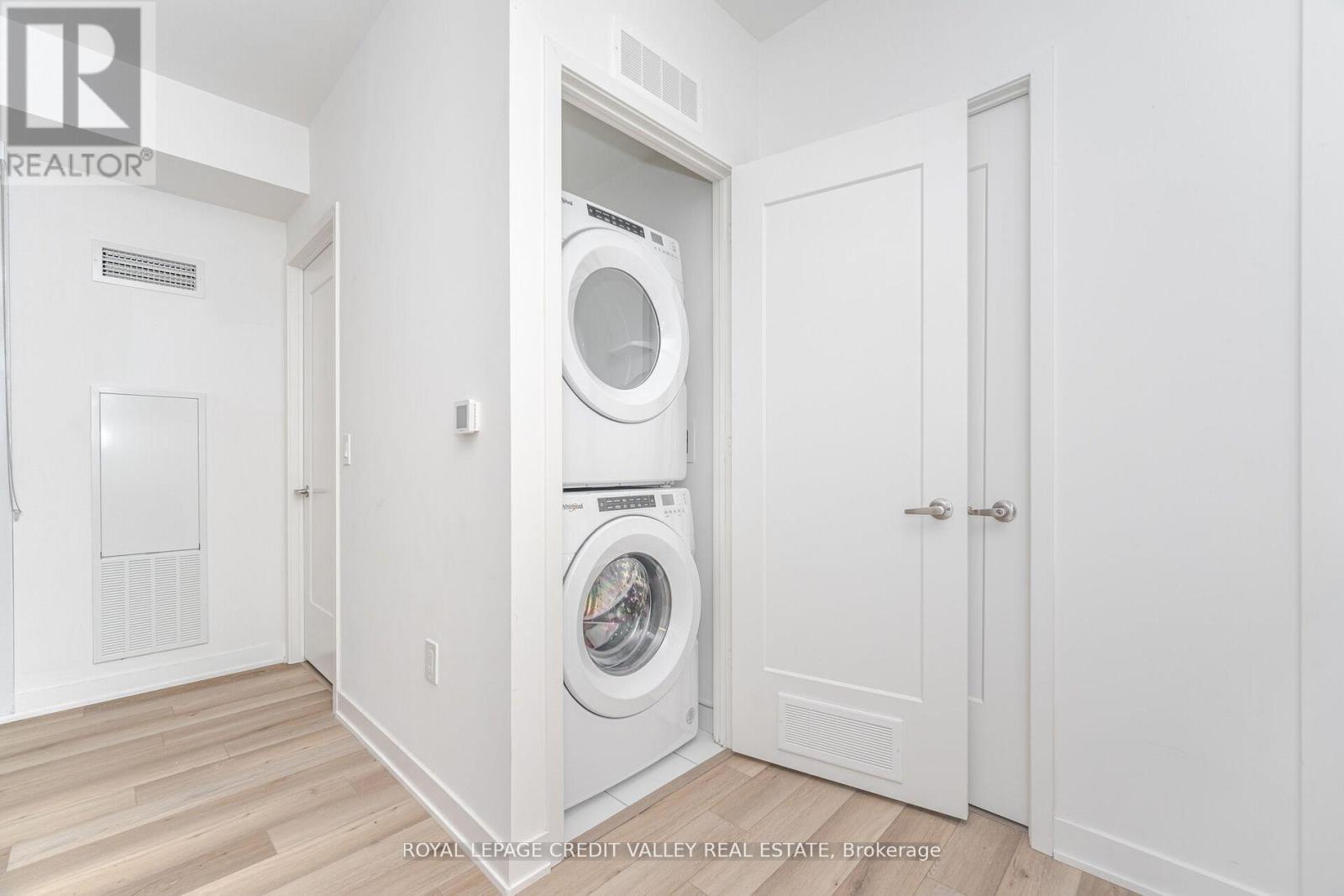 413 - 70 Princess Street E, Toronto, ON - Indoor Photo Showing Laundry Room