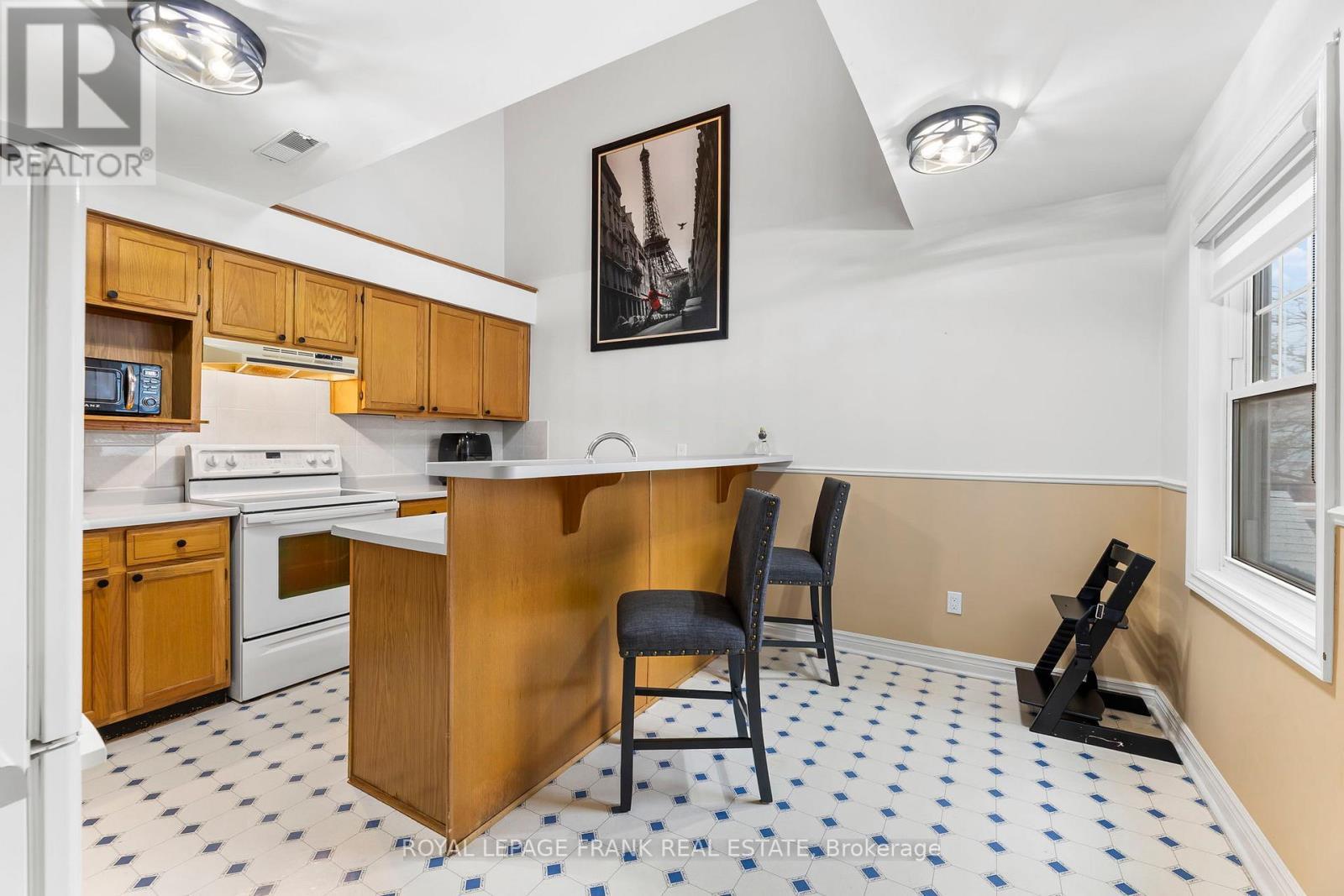 E12 - 1665 Nash Road, Clarington (Courtice), ON - Indoor Photo Showing Kitchen