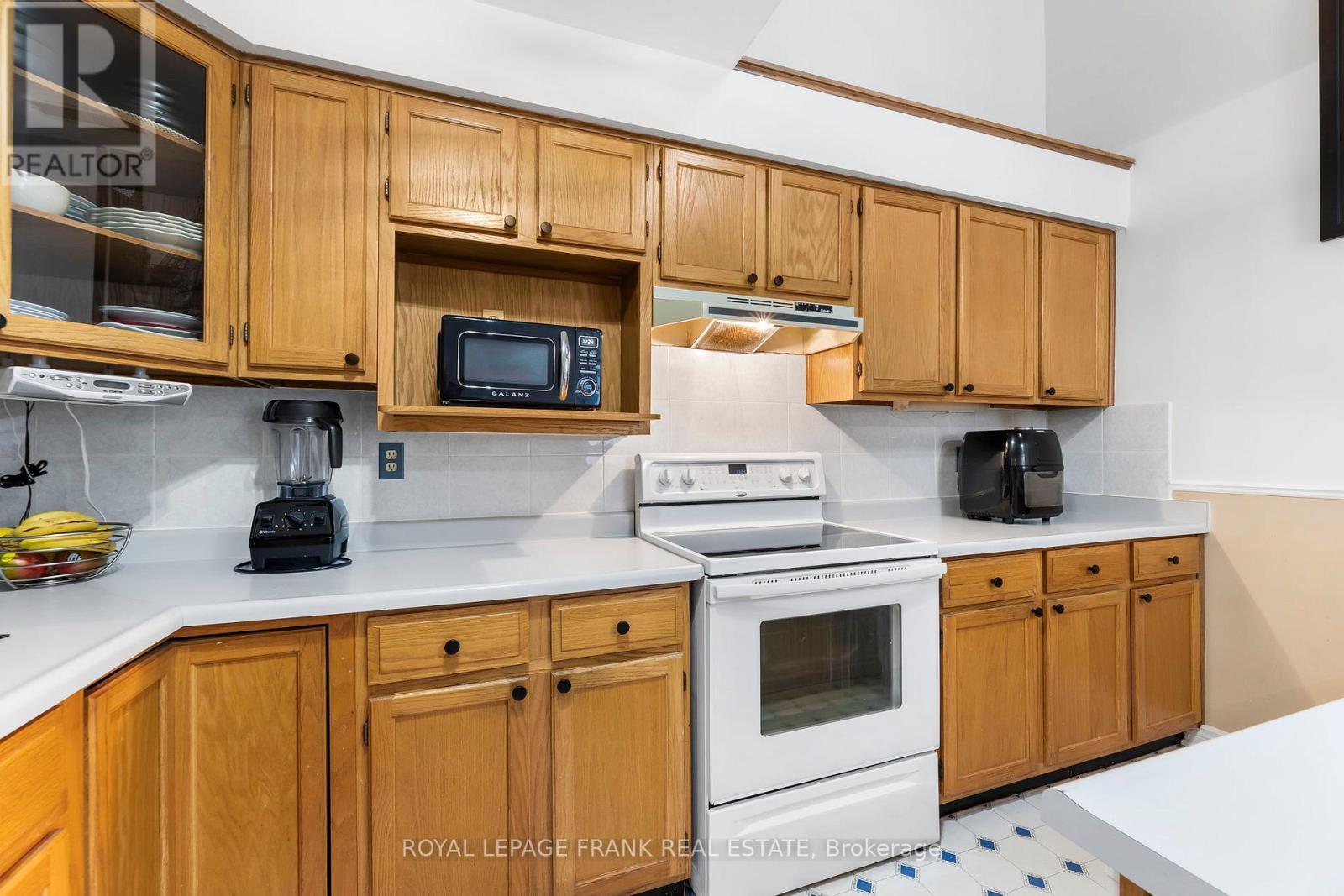 E12 - 1665 Nash Road, Clarington (Courtice), ON - Indoor Photo Showing Kitchen