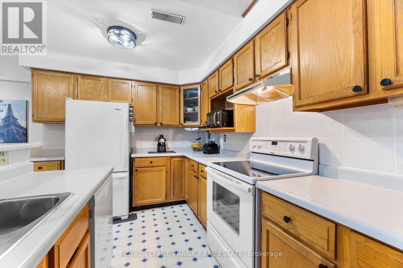 E12 - 1665 Nash Road, Clarington (Courtice), ON - Indoor Photo Showing Kitchen
