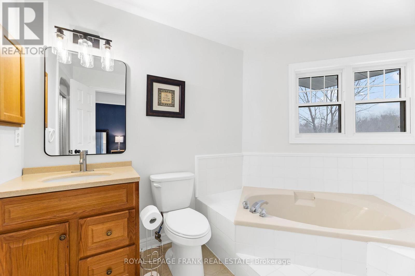 E12 - 1665 Nash Road, Clarington (Courtice), ON - Indoor Photo Showing Bathroom