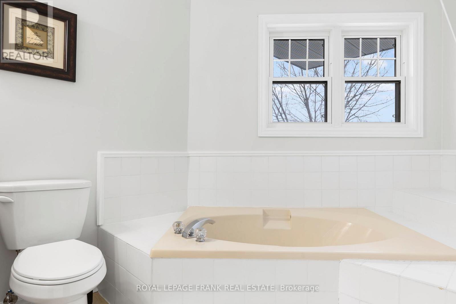 E12 - 1665 Nash Road, Clarington (Courtice), ON - Indoor Photo Showing Bathroom