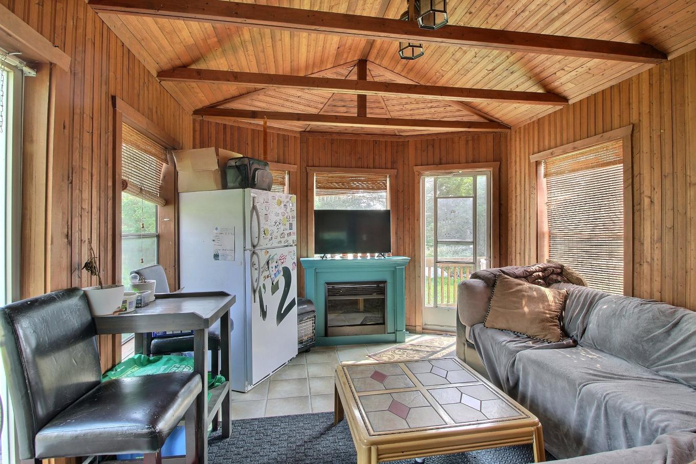 Solarium/Verrière - 344 Av. De L'Église, Rouyn-Noranda, QC - Indoor Photo Showing Living Room With Fireplace