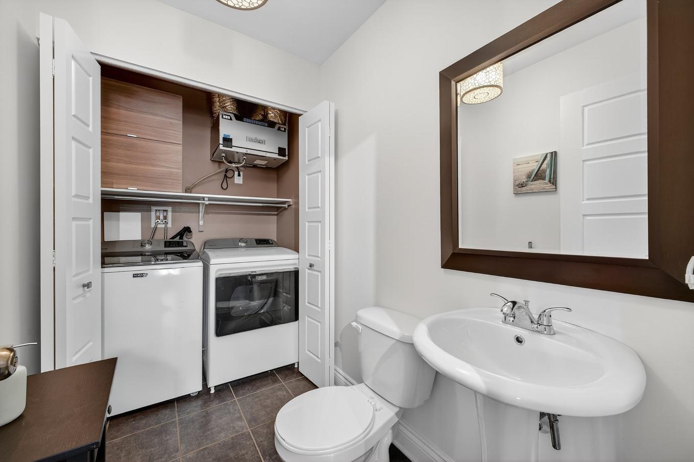 Salle de lavage - 5-6130 Rue De Lusa, Brossard, QC - Indoor