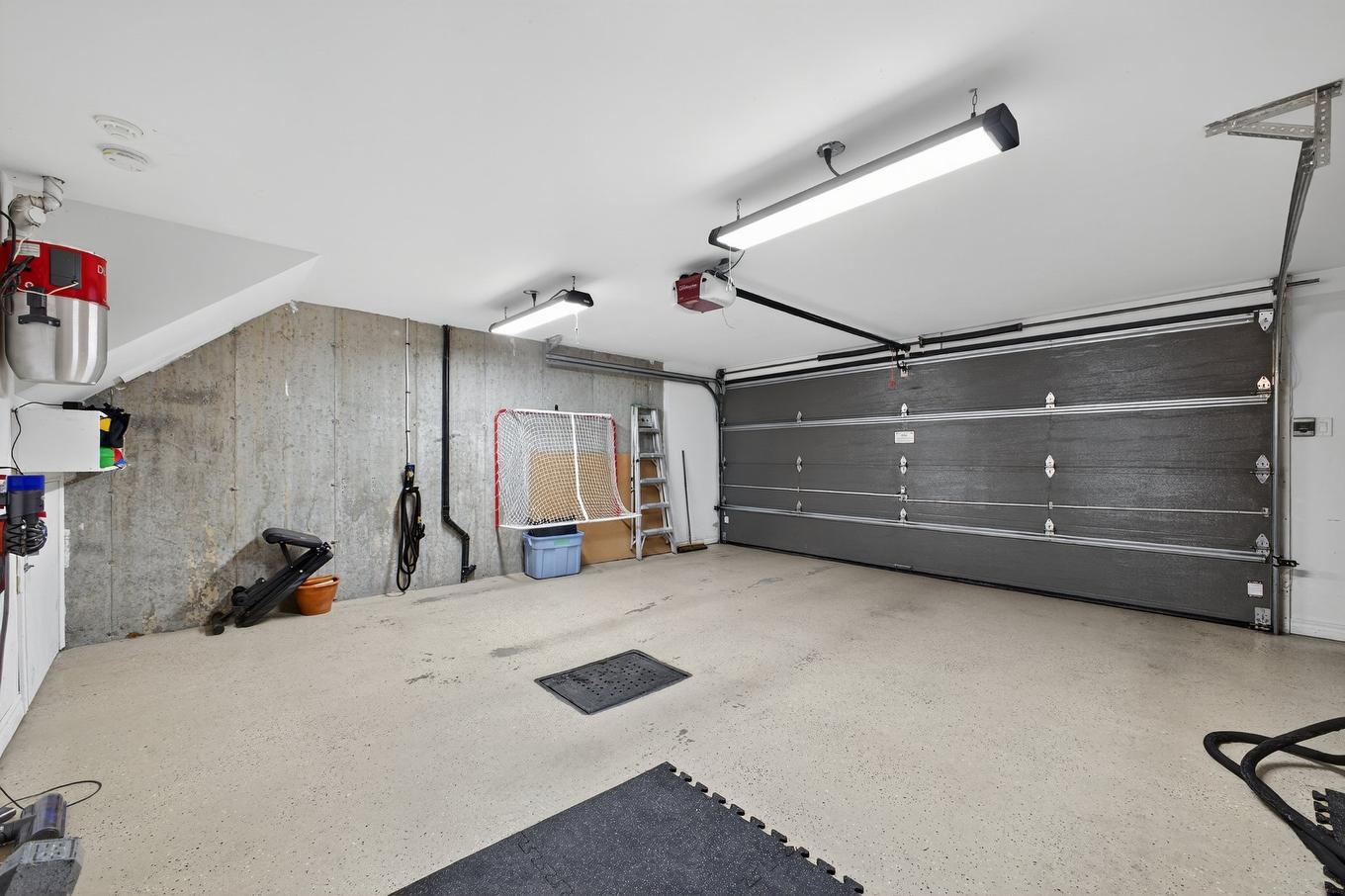 Garage - 5-6130 Rue De Lusa, Brossard, QC - Indoor Photo Showing Garage